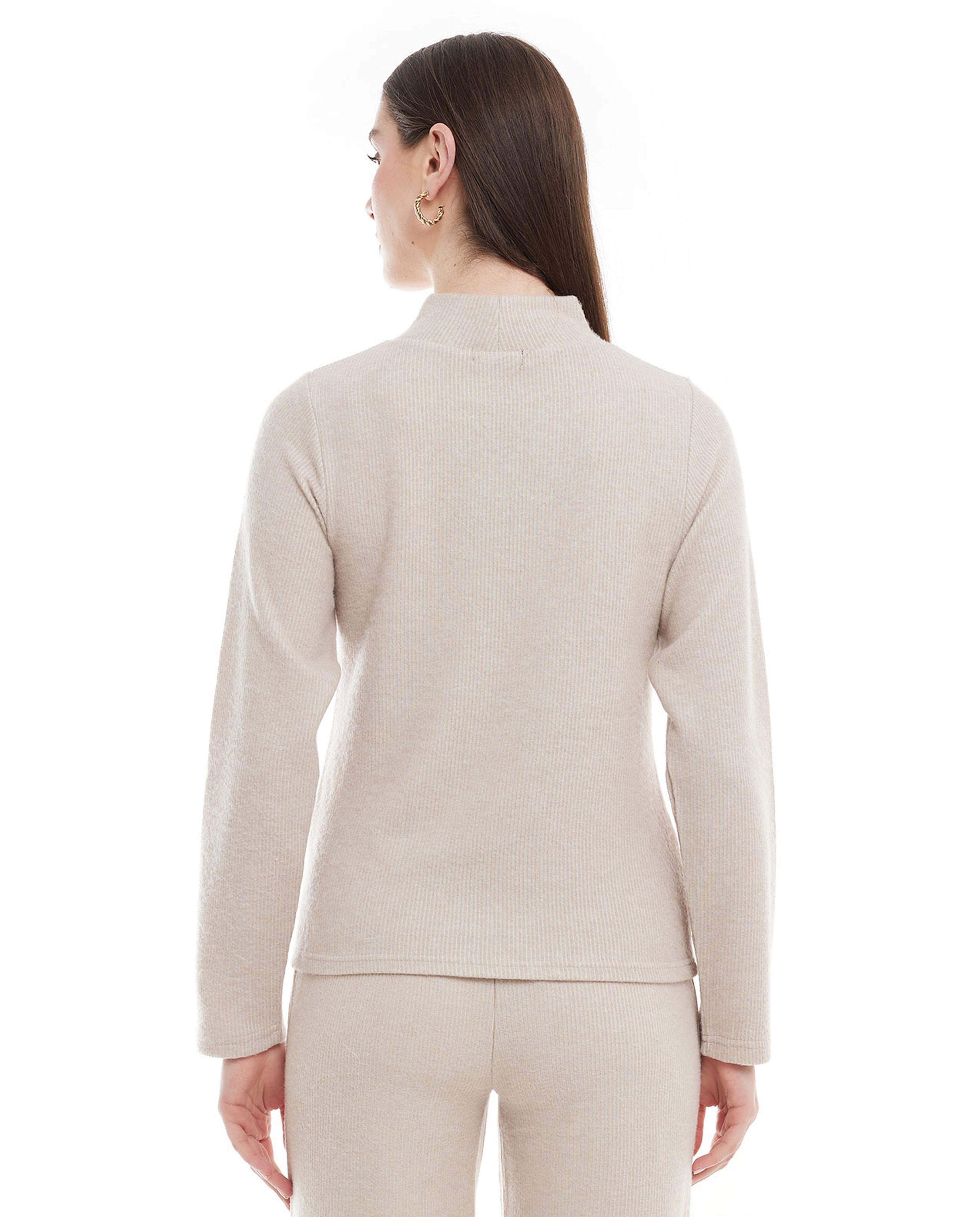 سترة محبوكة بياقة عالية وأكمام طويلة