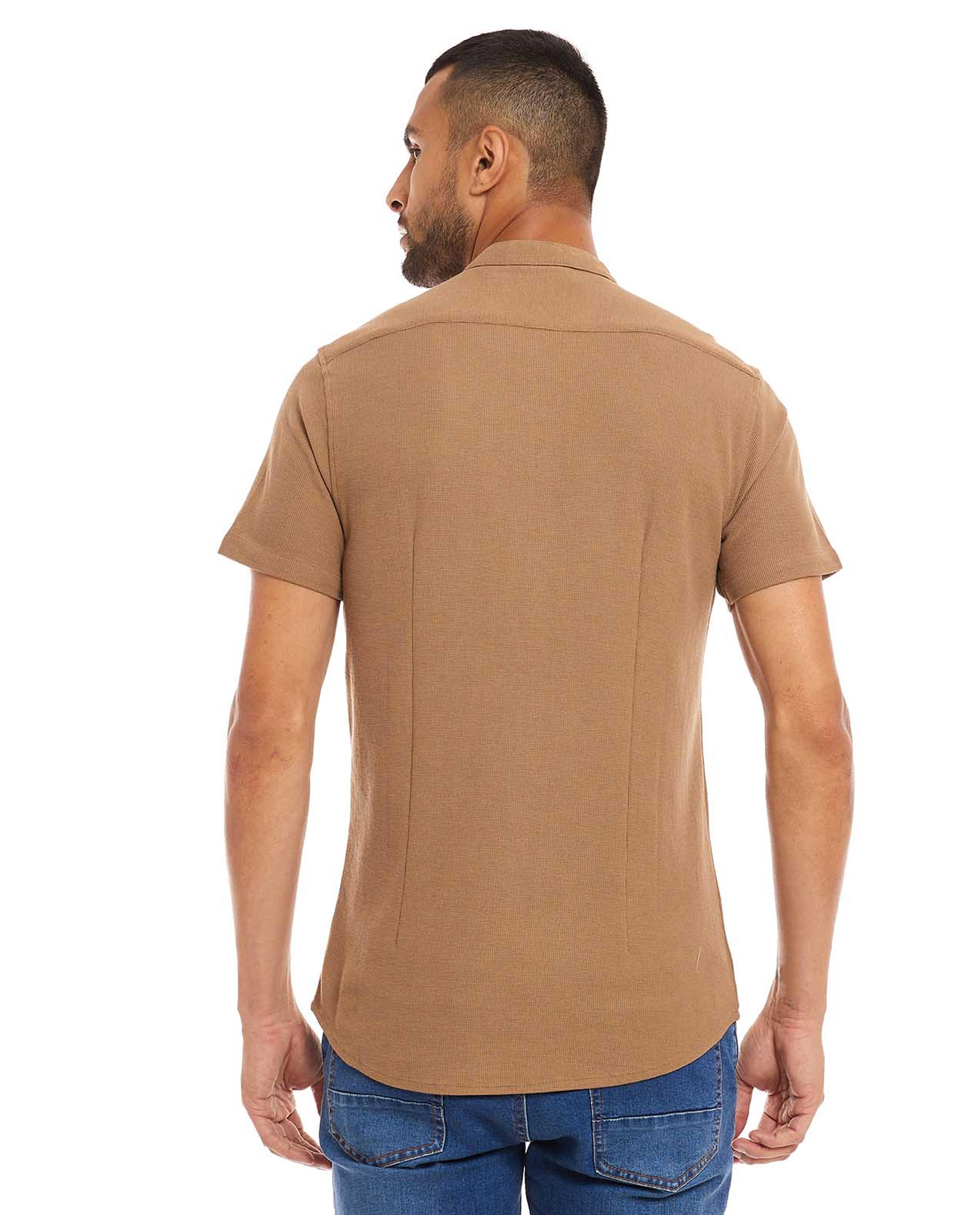 قميص محبوك سادة مع ياقة ماندرين بأكمام قصيرة