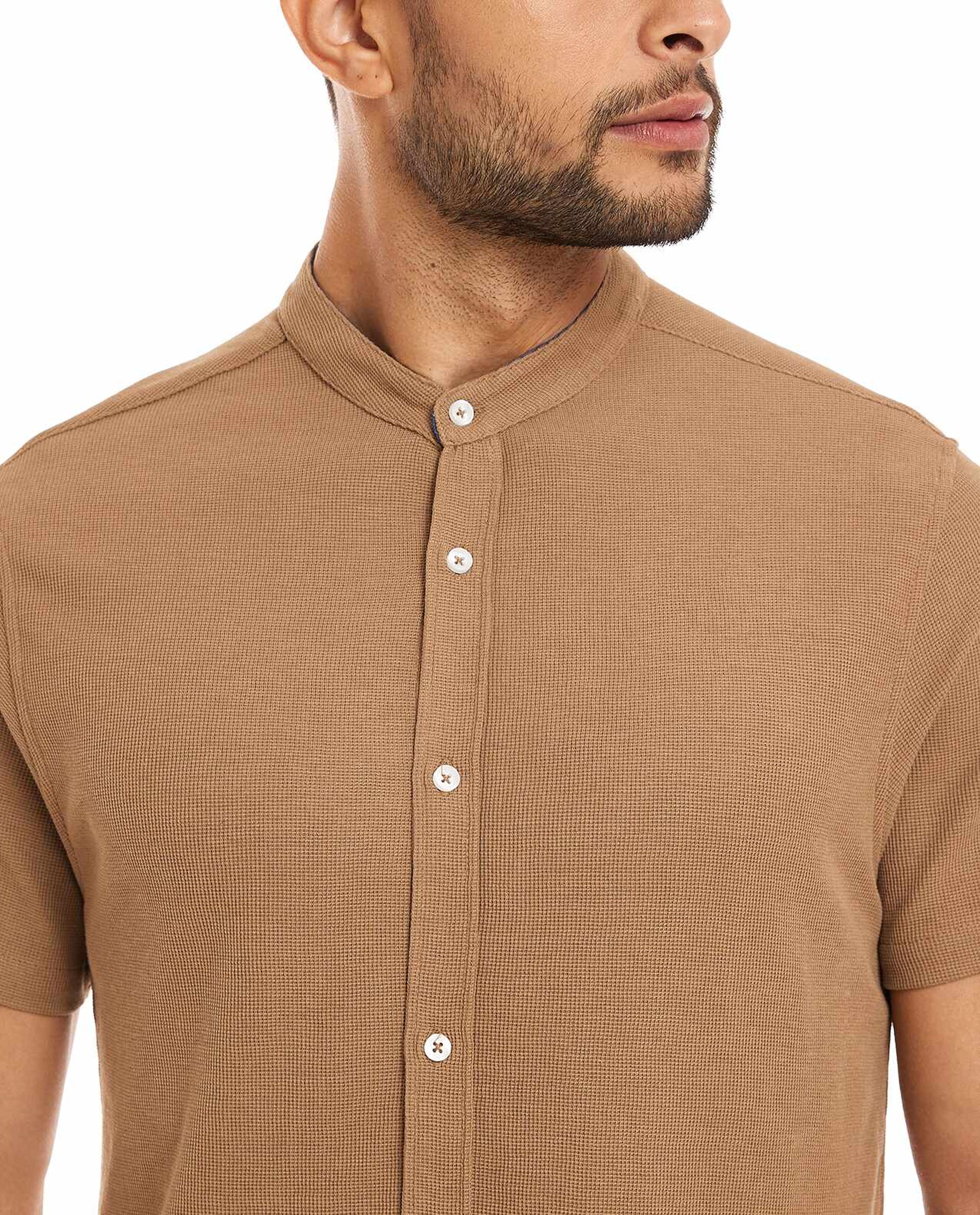 قميص محبوك سادة مع ياقة ماندرين بأكمام قصيرة