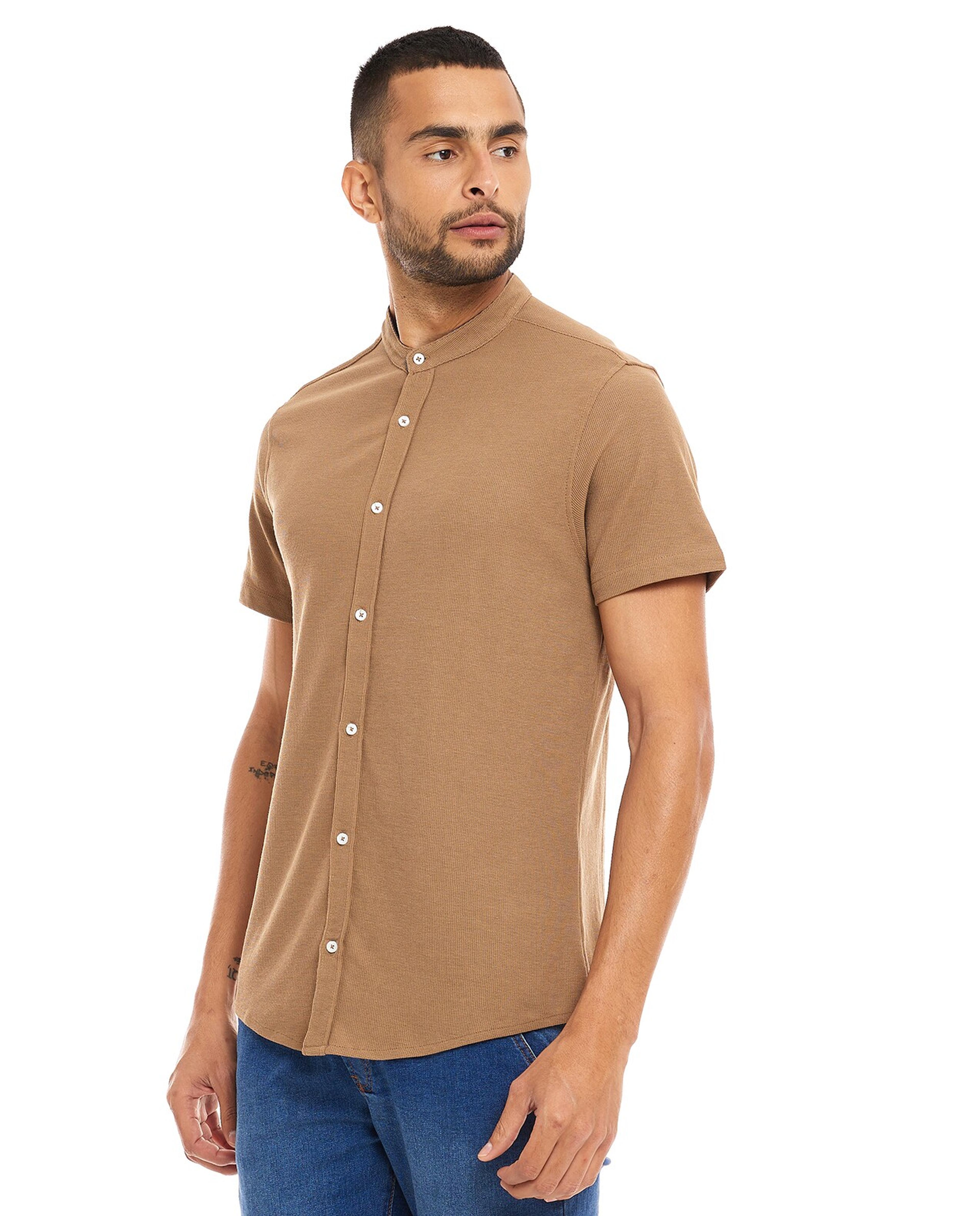 قميص محبوك سادة مع ياقة ماندرين بأكمام قصيرة