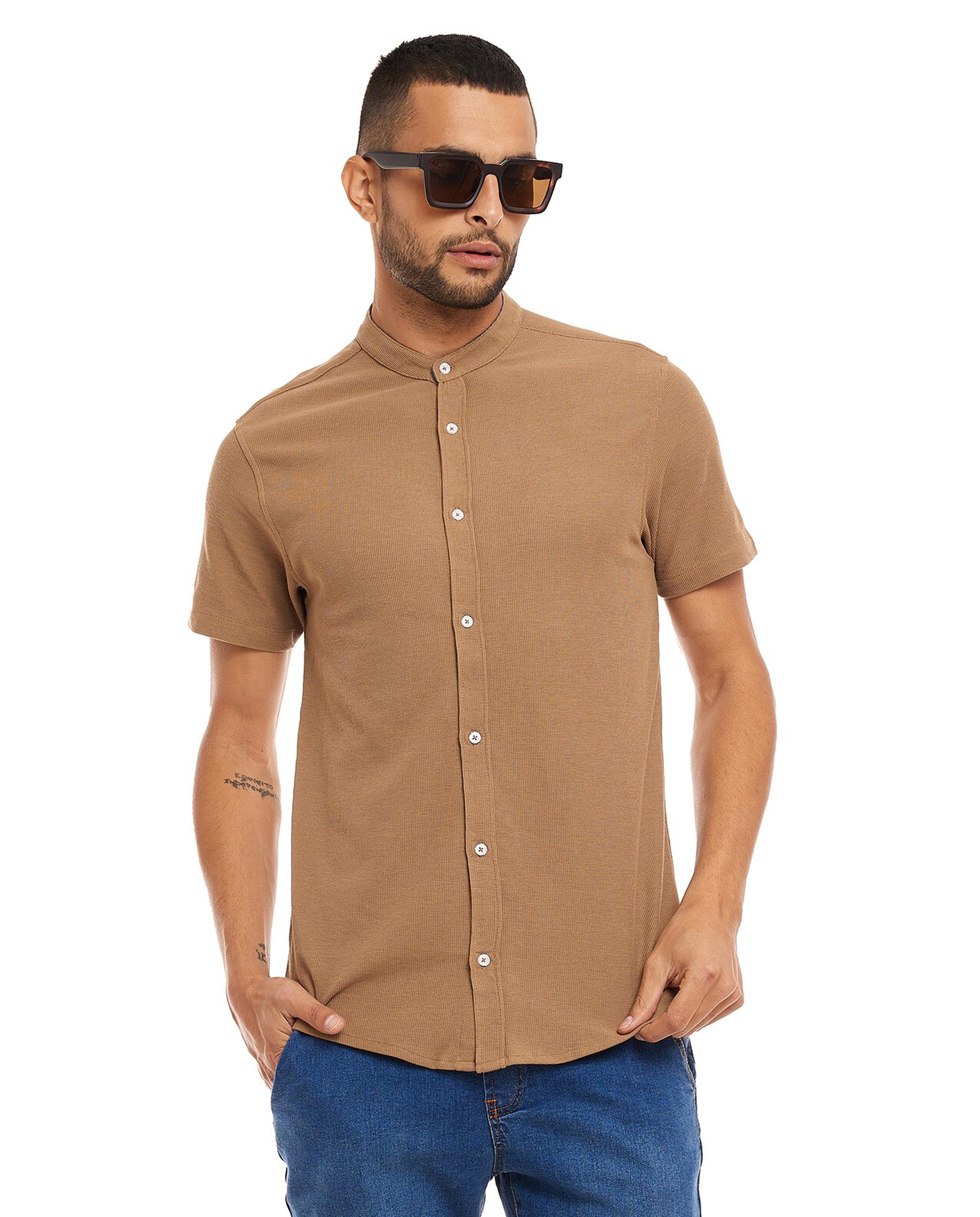 قميص محبوك سادة مع ياقة ماندرين بأكمام قصيرة