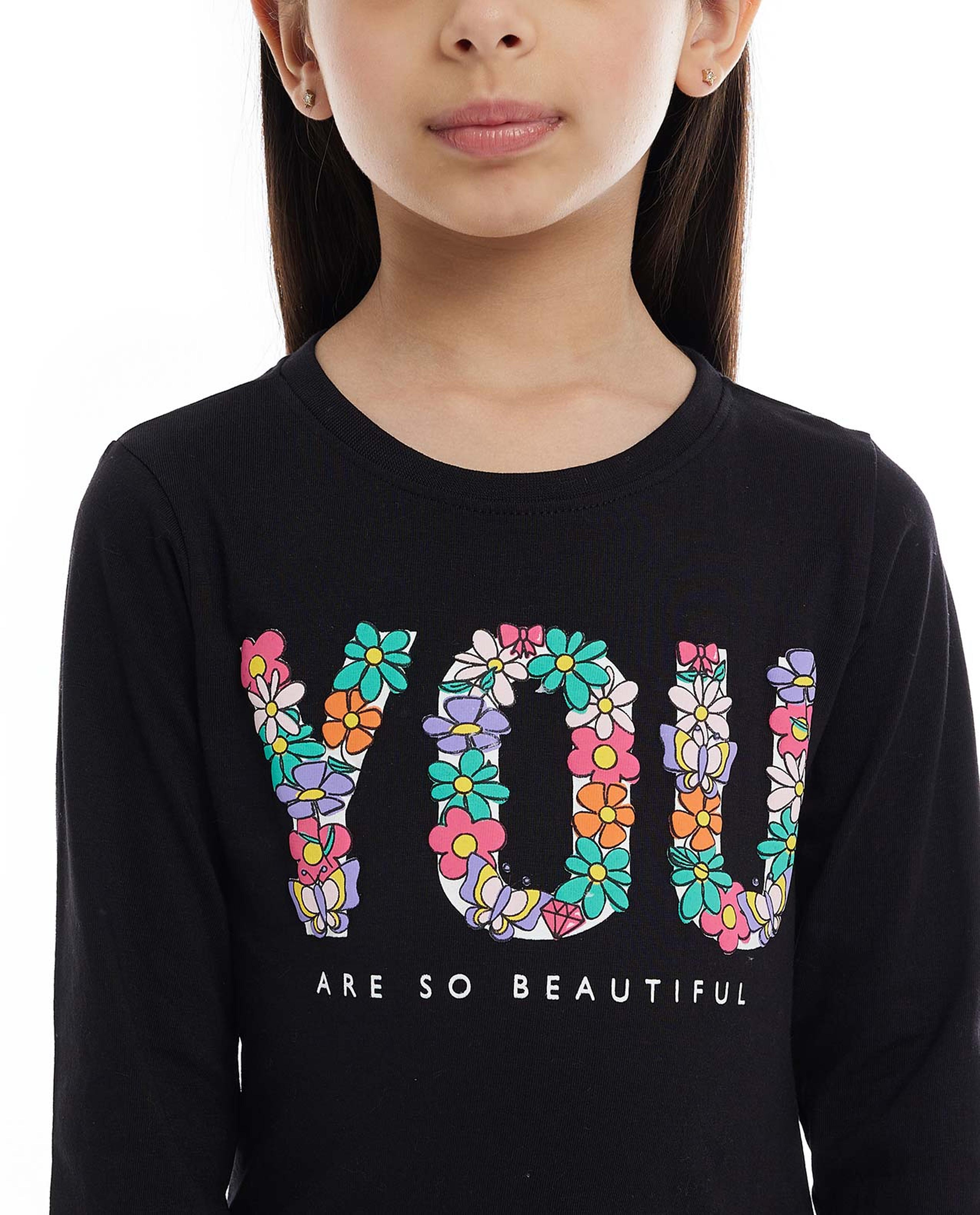 تيشيرت بطبعة مع ياقة دائرية وأكمام طويلة