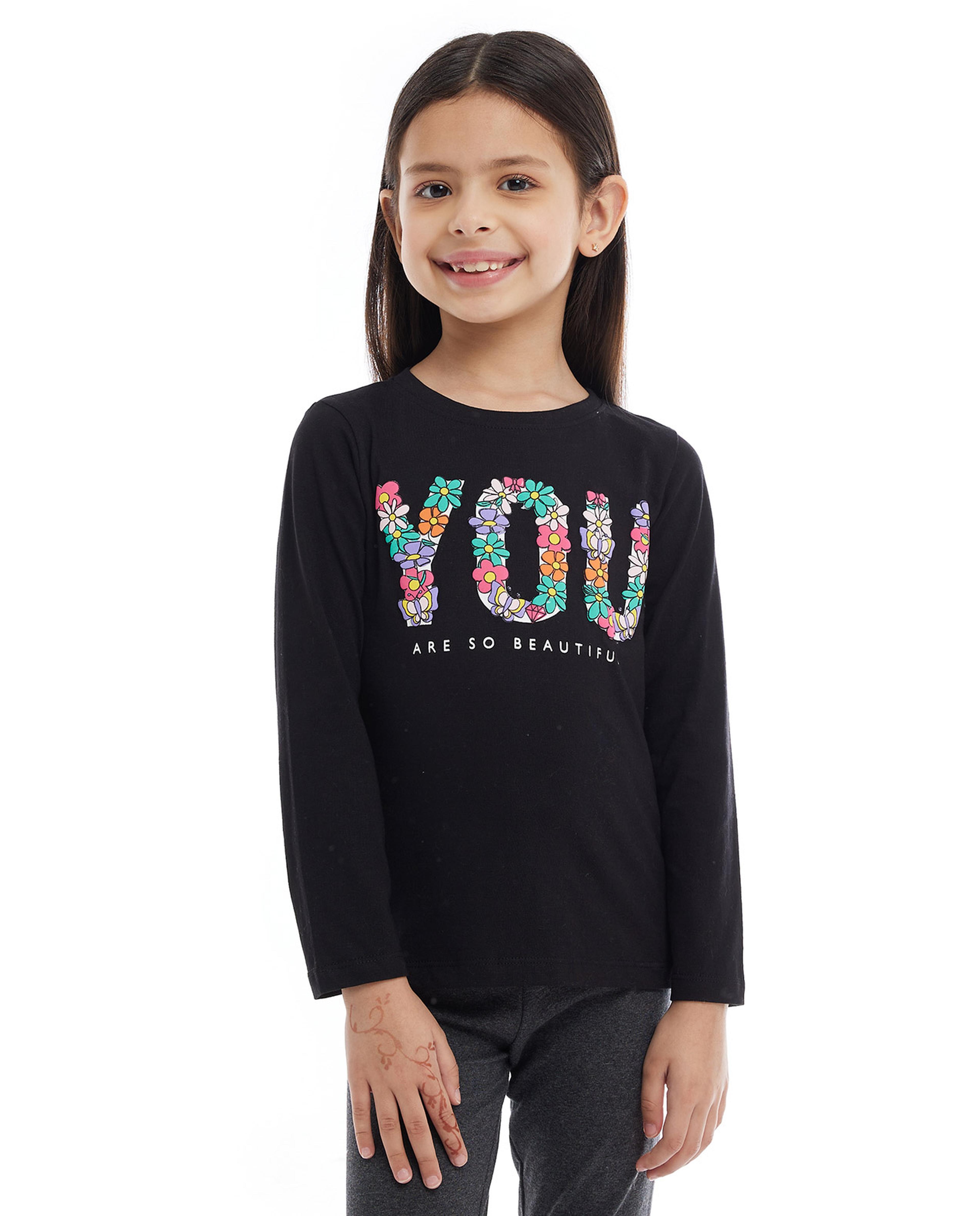 تيشيرت بطبعة مع ياقة دائرية وأكمام طويلة