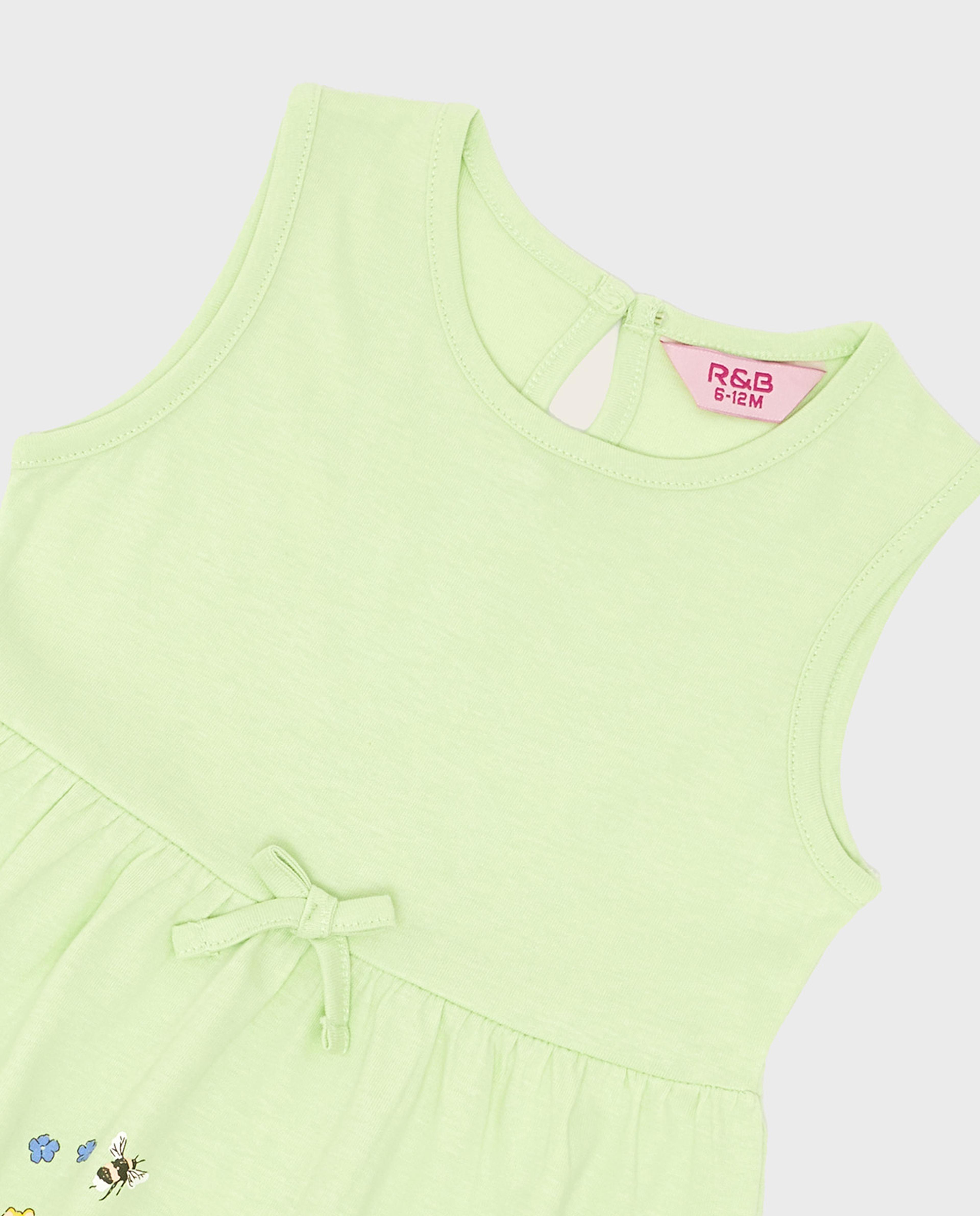 فستان فيت اند فلير بطبعة بدون أكمام 