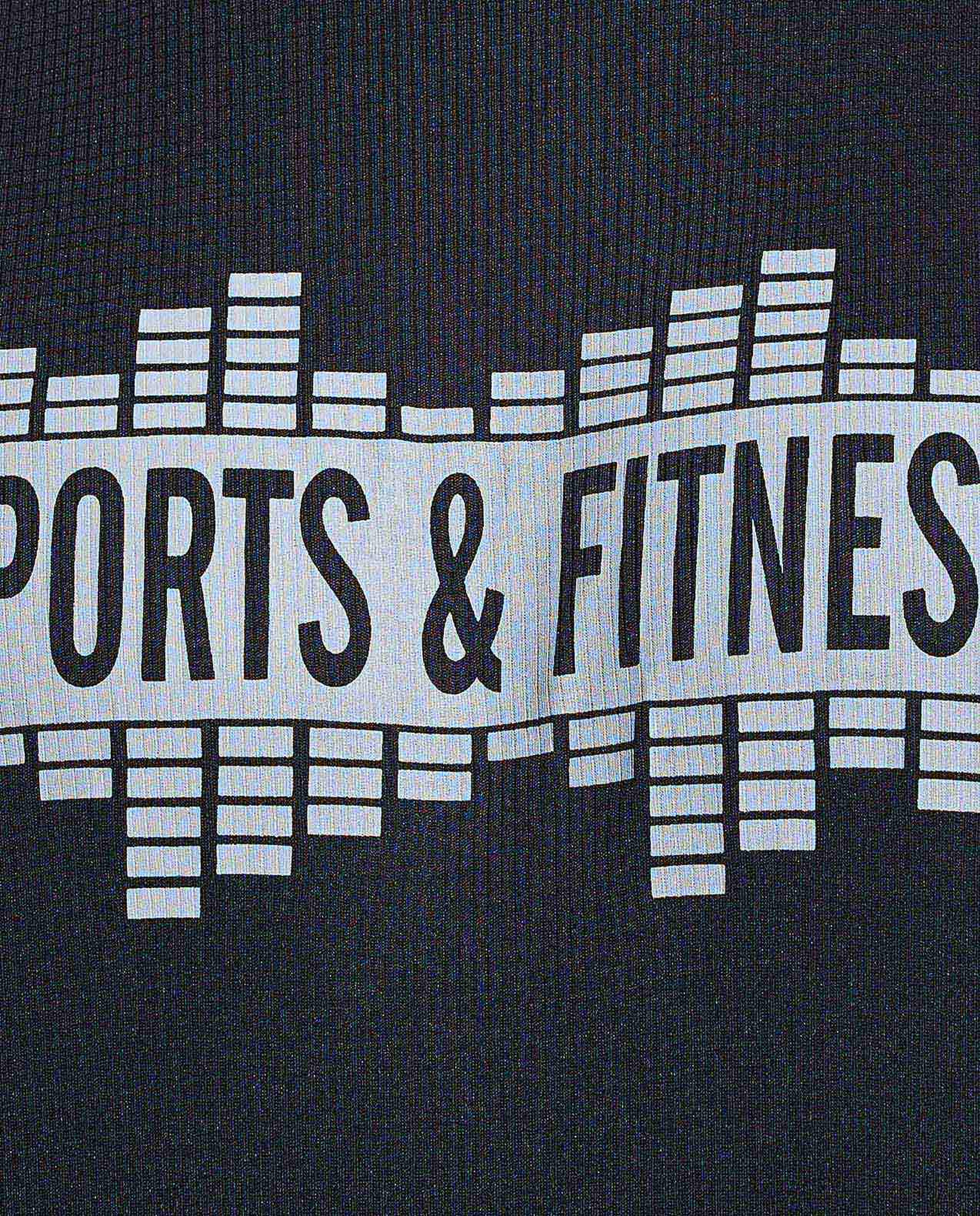 تيشيرت رياضي بطبعة بياقة دائرية وأكمام قصيرة 