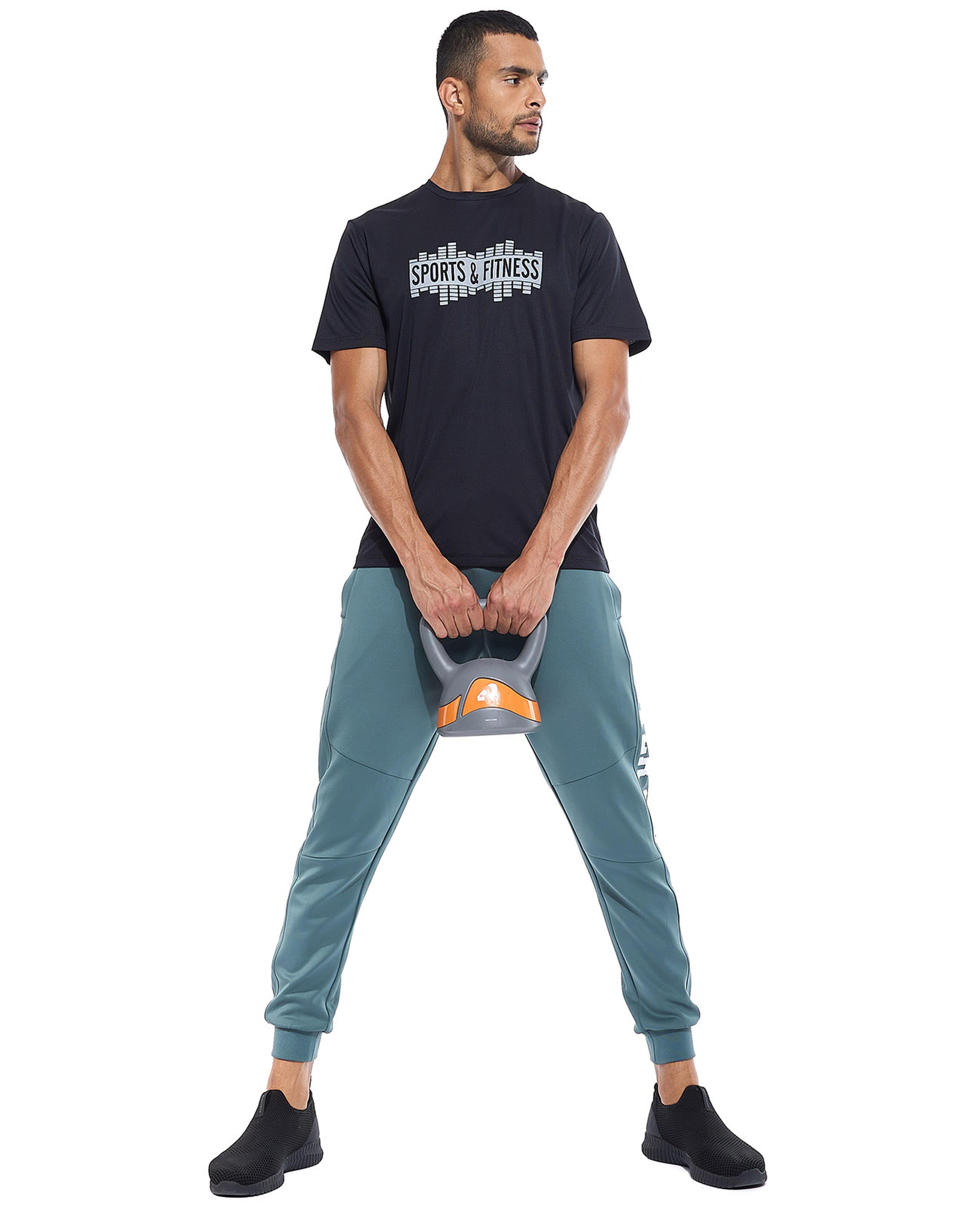 تيشيرت رياضي بطبعة بياقة دائرية وأكمام قصيرة 