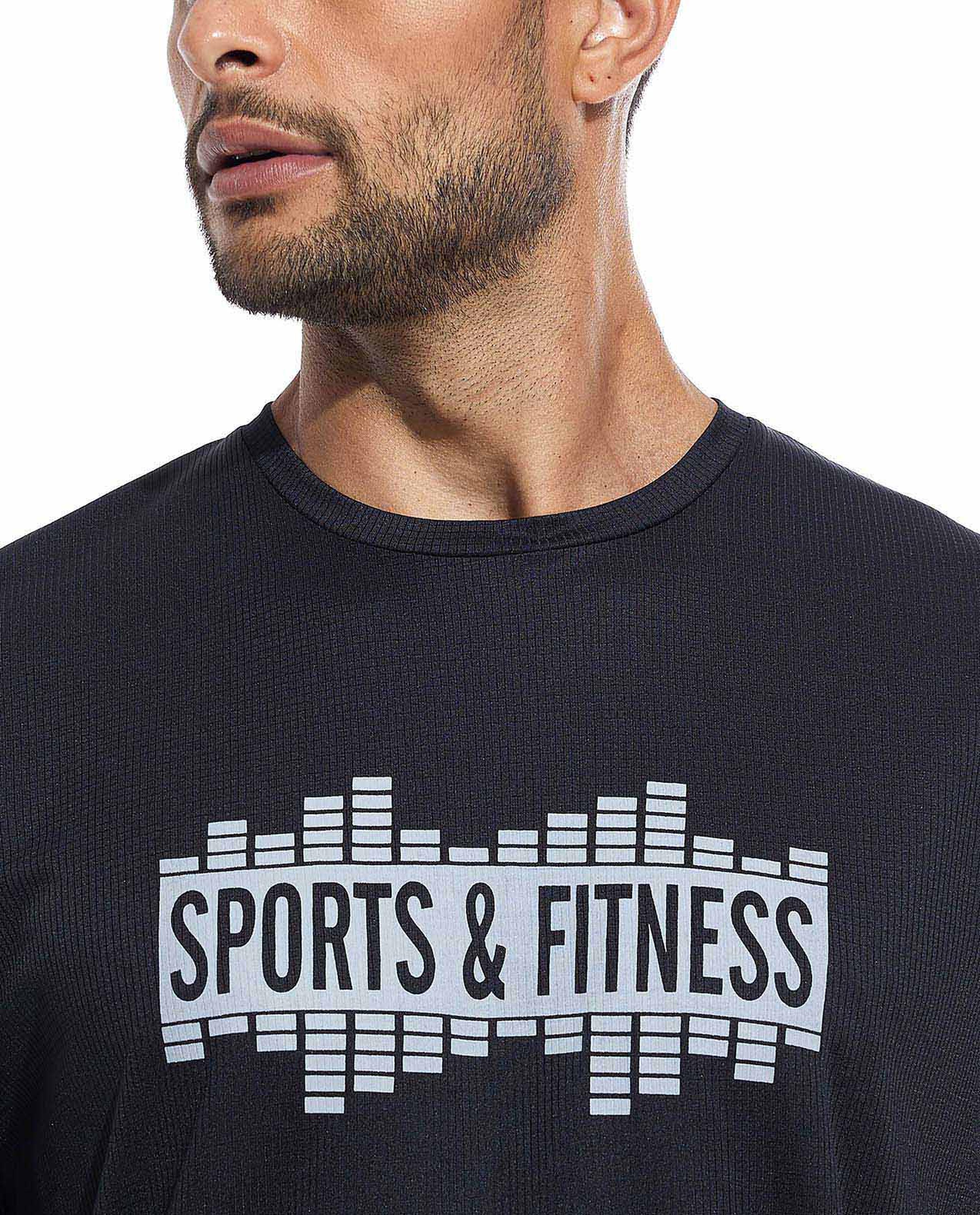 تيشيرت رياضي بطبعة بياقة دائرية وأكمام قصيرة 