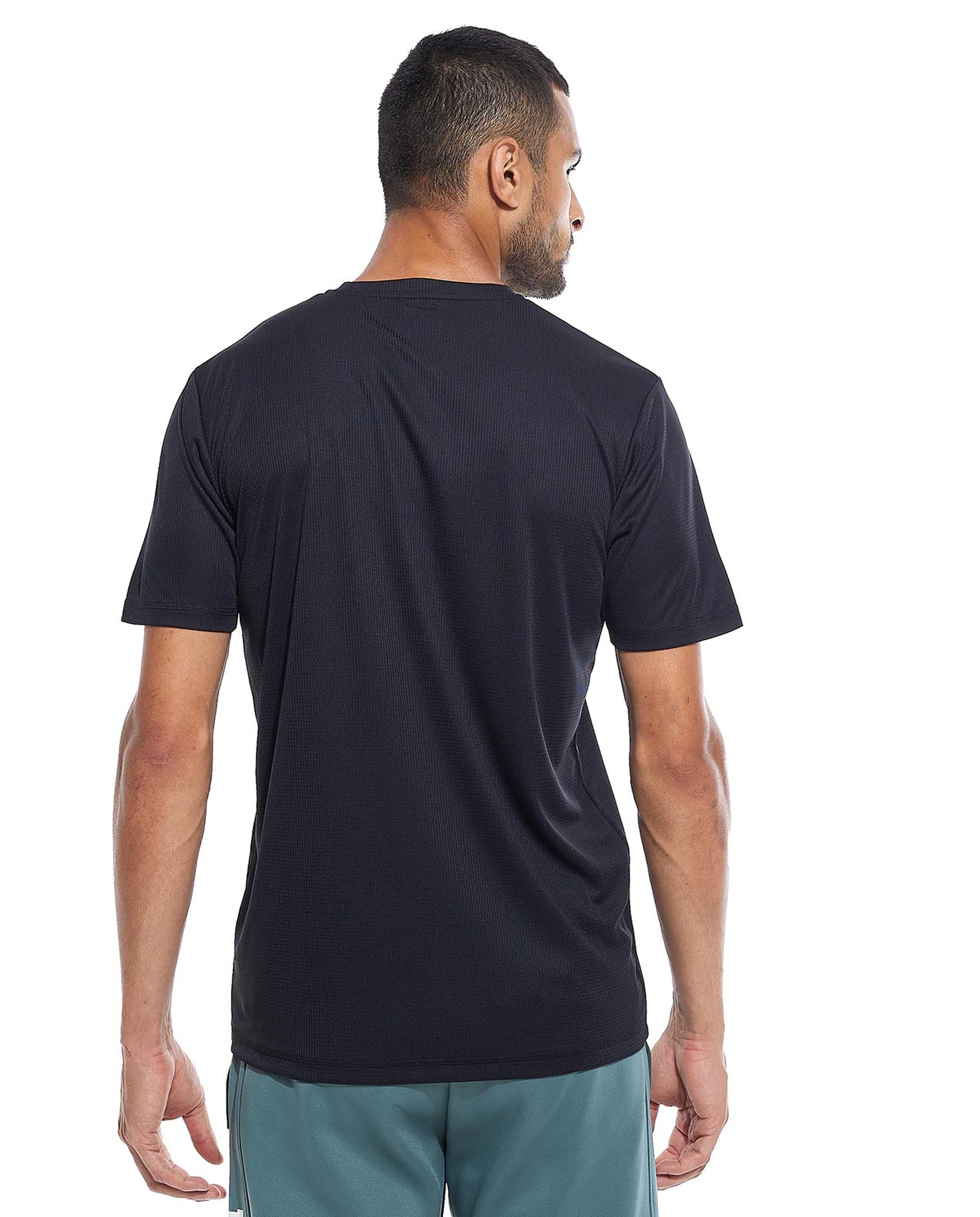 تيشيرت رياضي بطبعة بياقة دائرية وأكمام قصيرة 