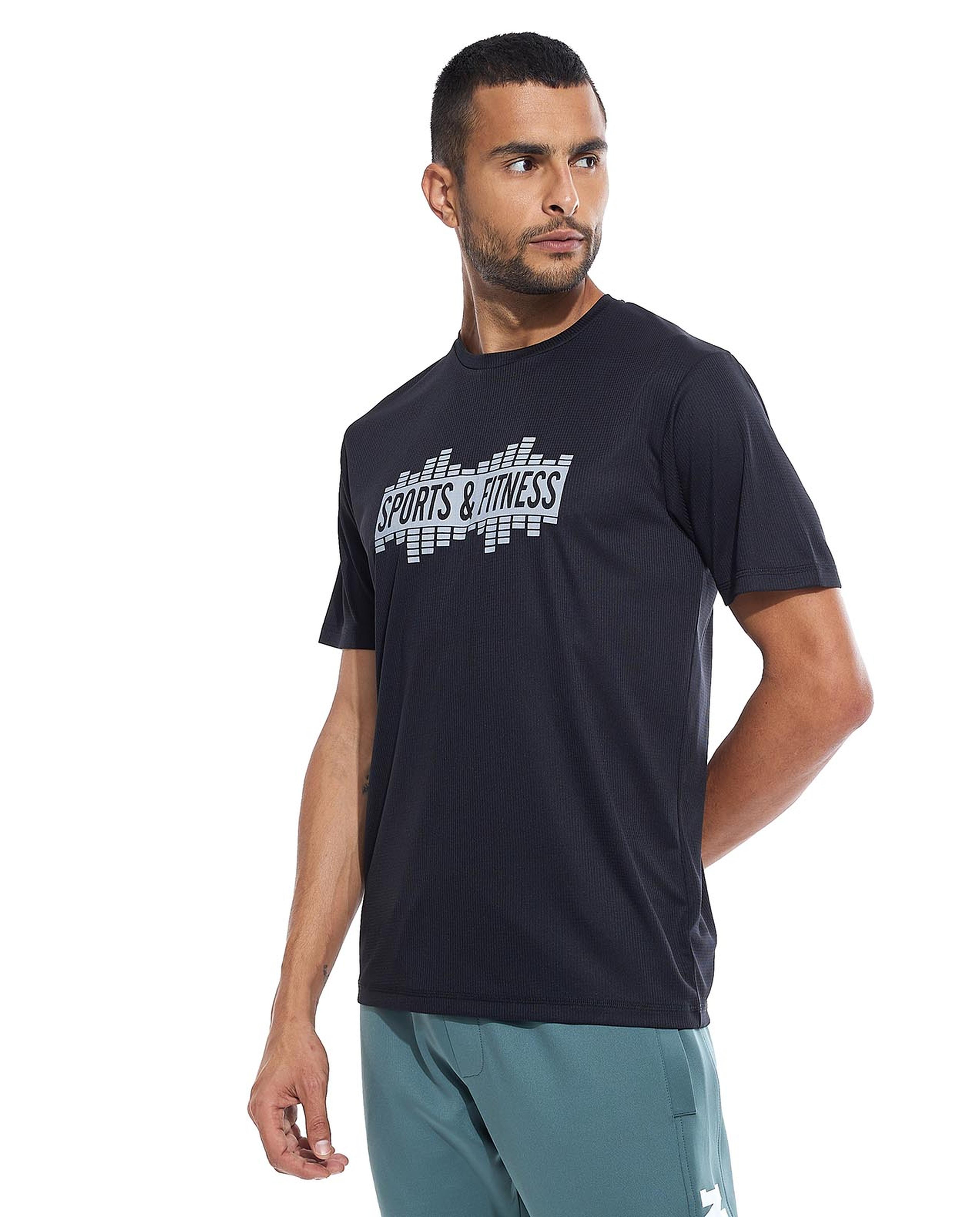 تيشيرت رياضي بطبعة بياقة دائرية وأكمام قصيرة 