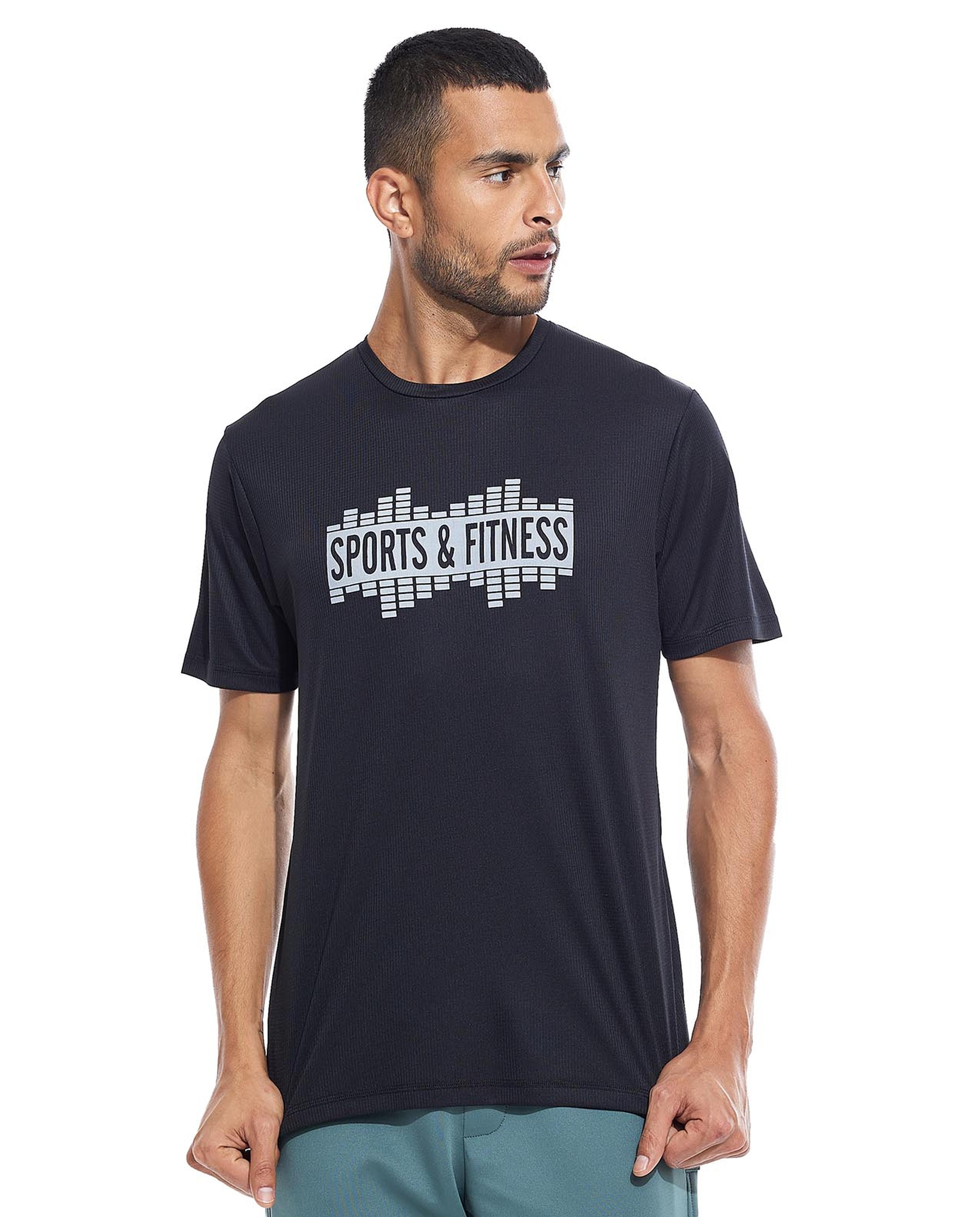 تيشيرت رياضي بطبعة بياقة دائرية وأكمام قصيرة 