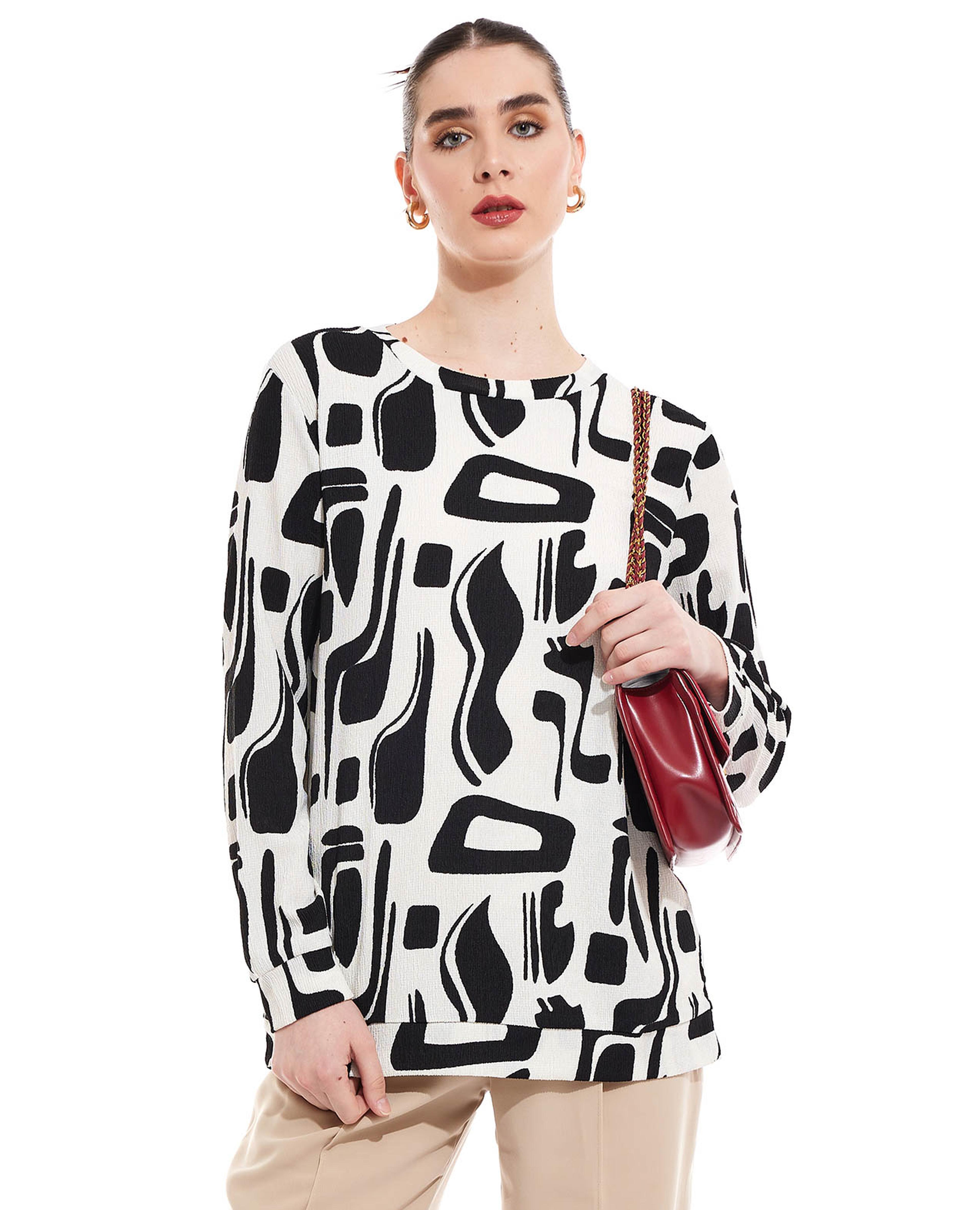 توب بطبعة مع ياقة دائرية وأكمام طويلة