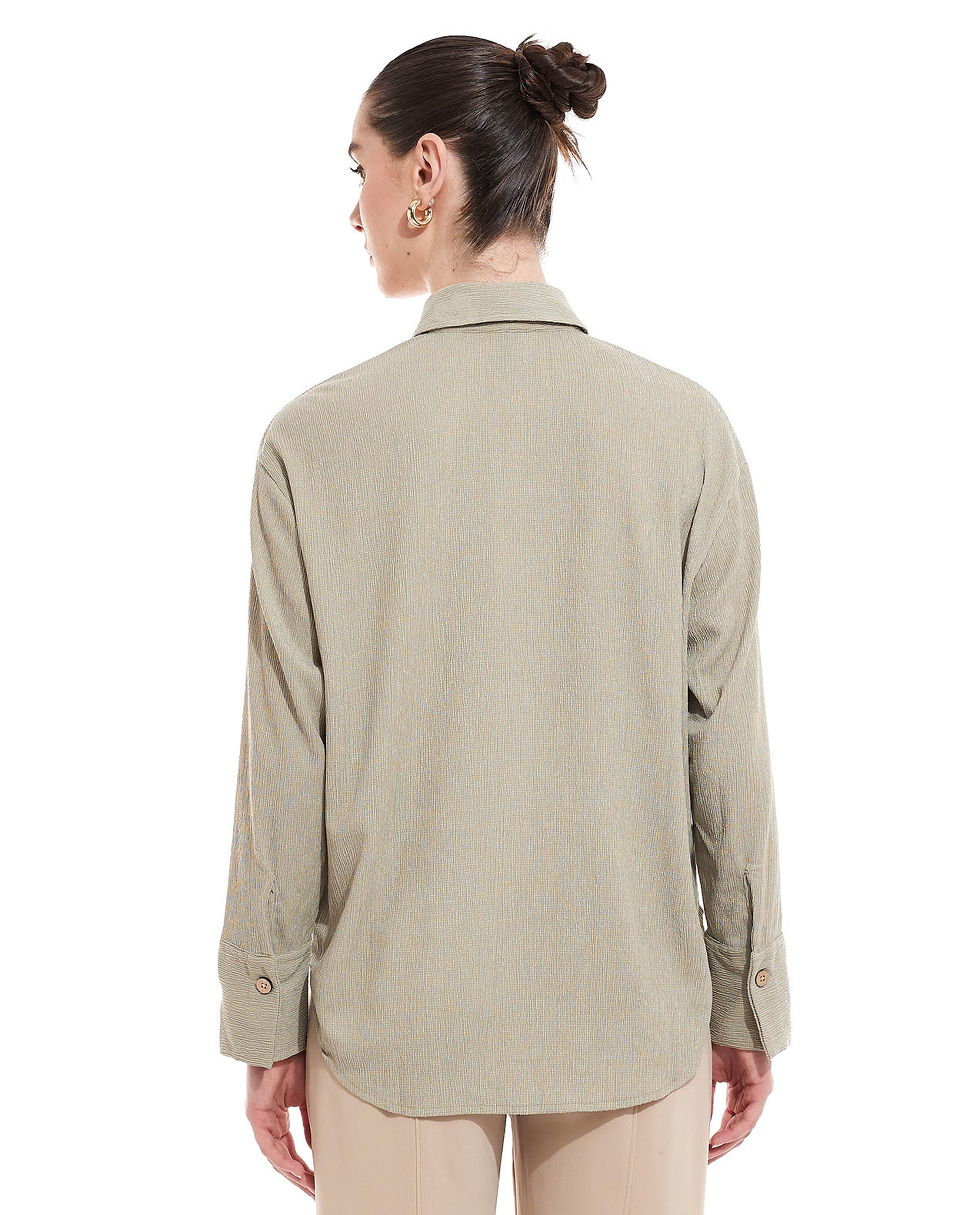 قميص بنقشة بارزة مع ياقة كلاسيكية بأكمام طويلة 