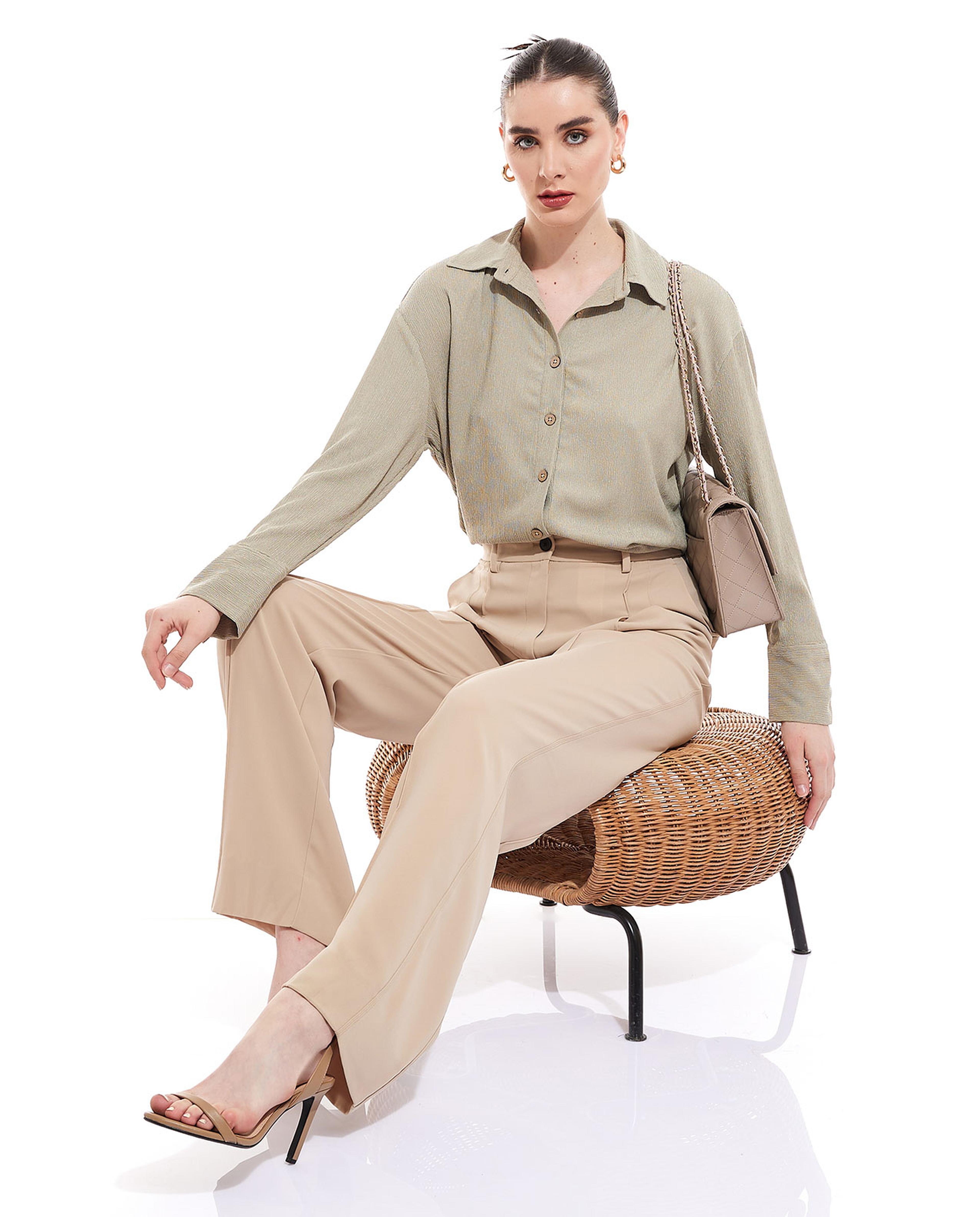 قميص بنقشة بارزة مع ياقة كلاسيكية بأكمام طويلة 