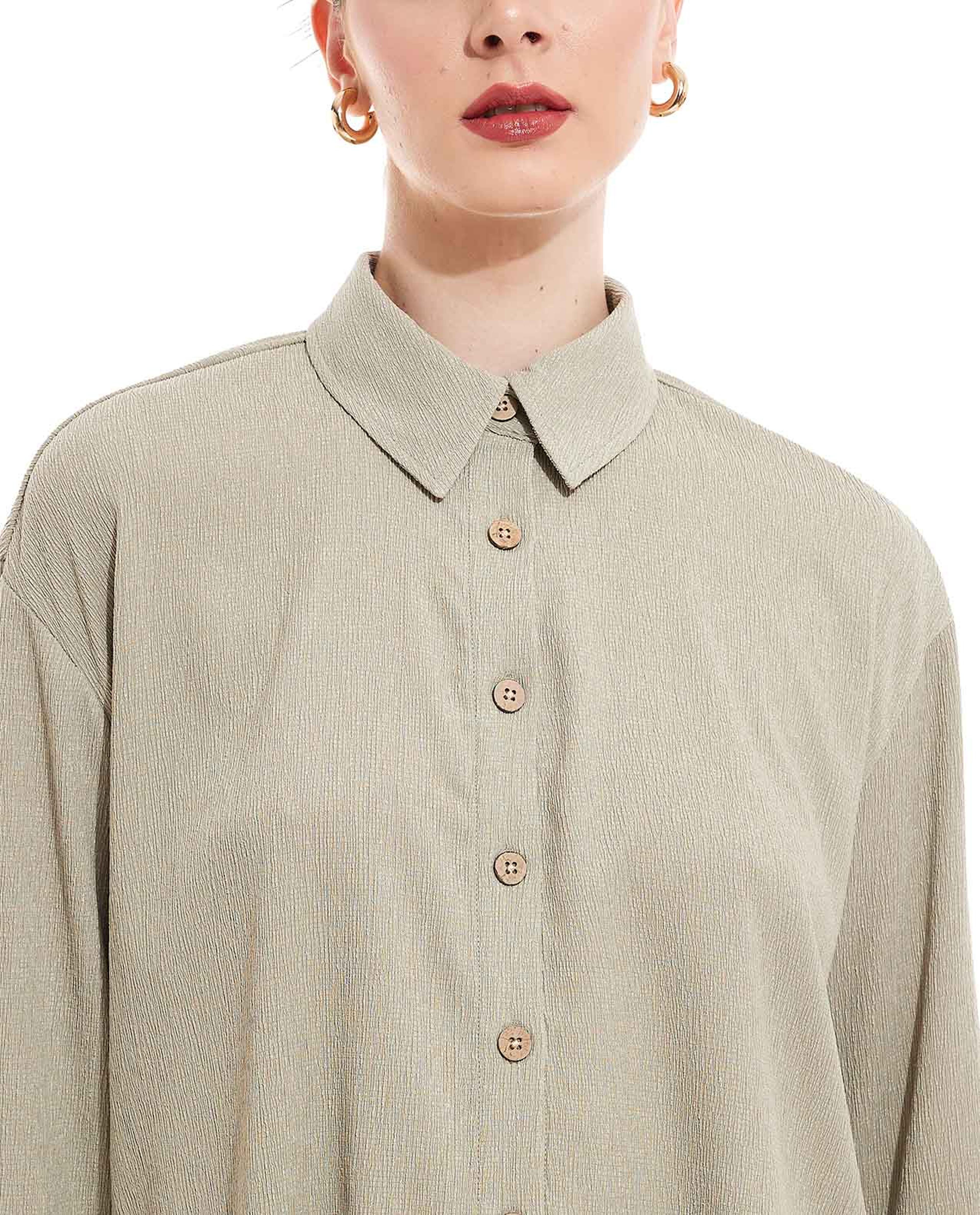 قميص بنقشة بارزة مع ياقة كلاسيكية بأكمام طويلة 