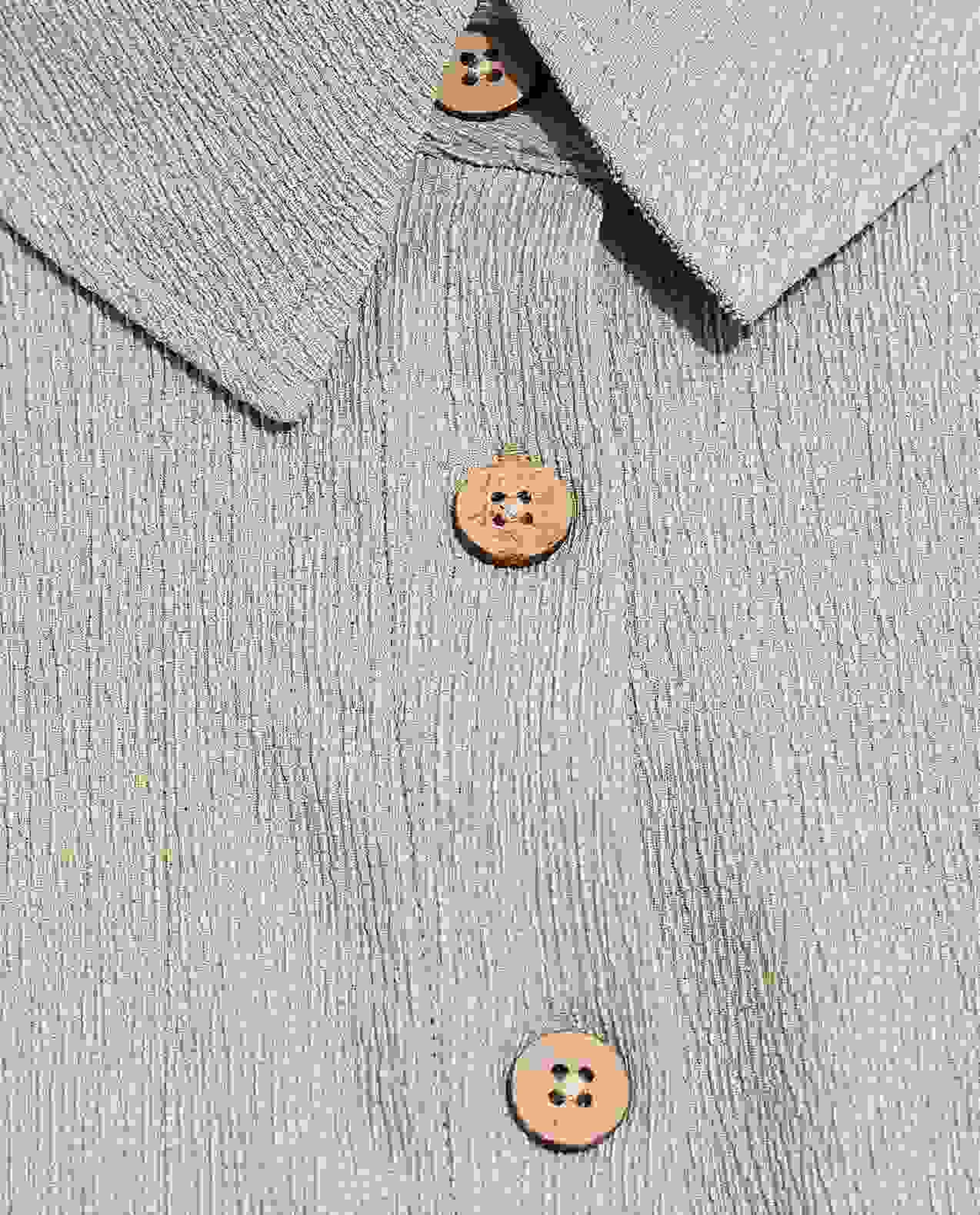 قميص بنقشة بارزة مع ياقة كلاسيكية بأكمام طويلة 