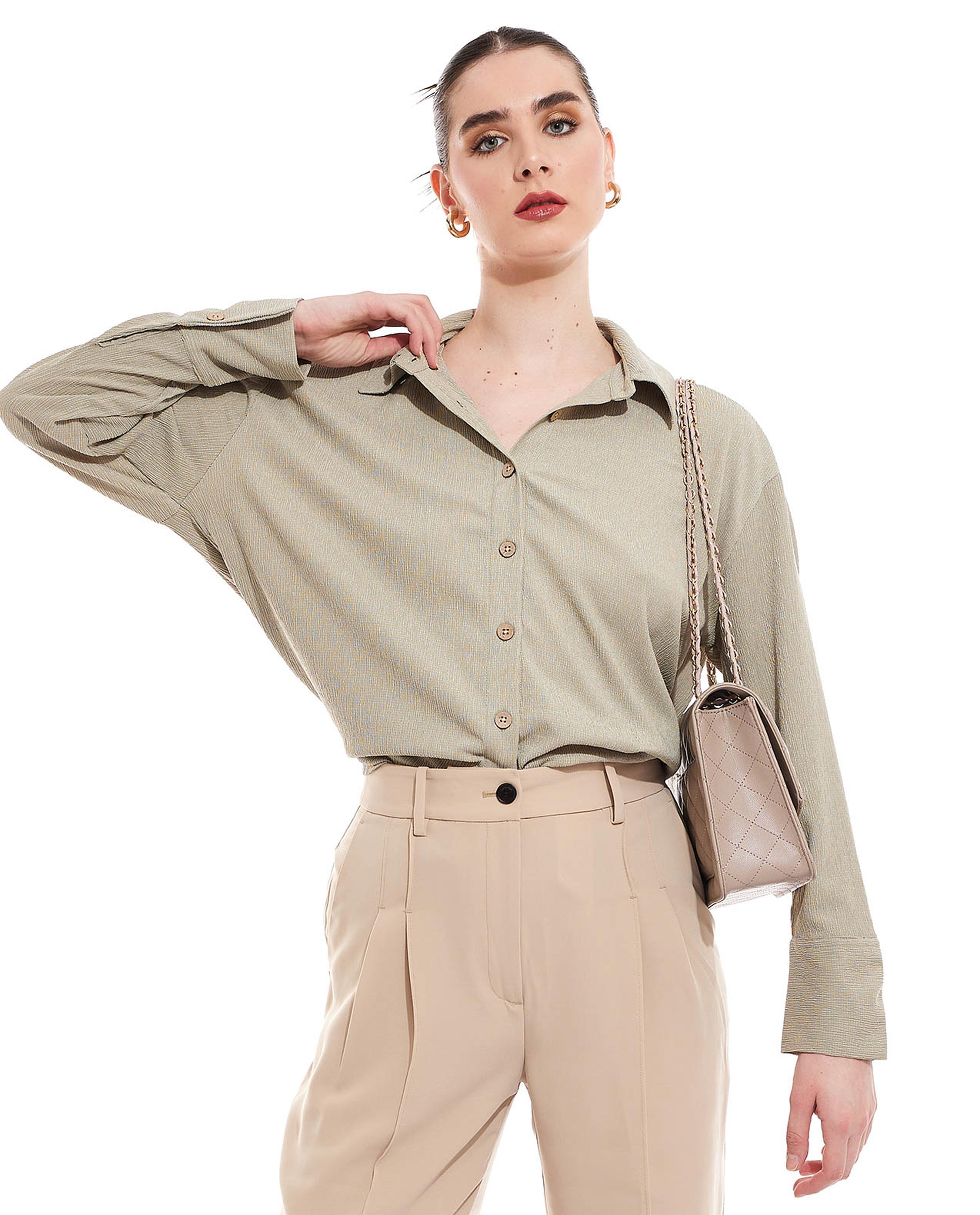 قميص بنقشة بارزة مع ياقة كلاسيكية بأكمام طويلة 