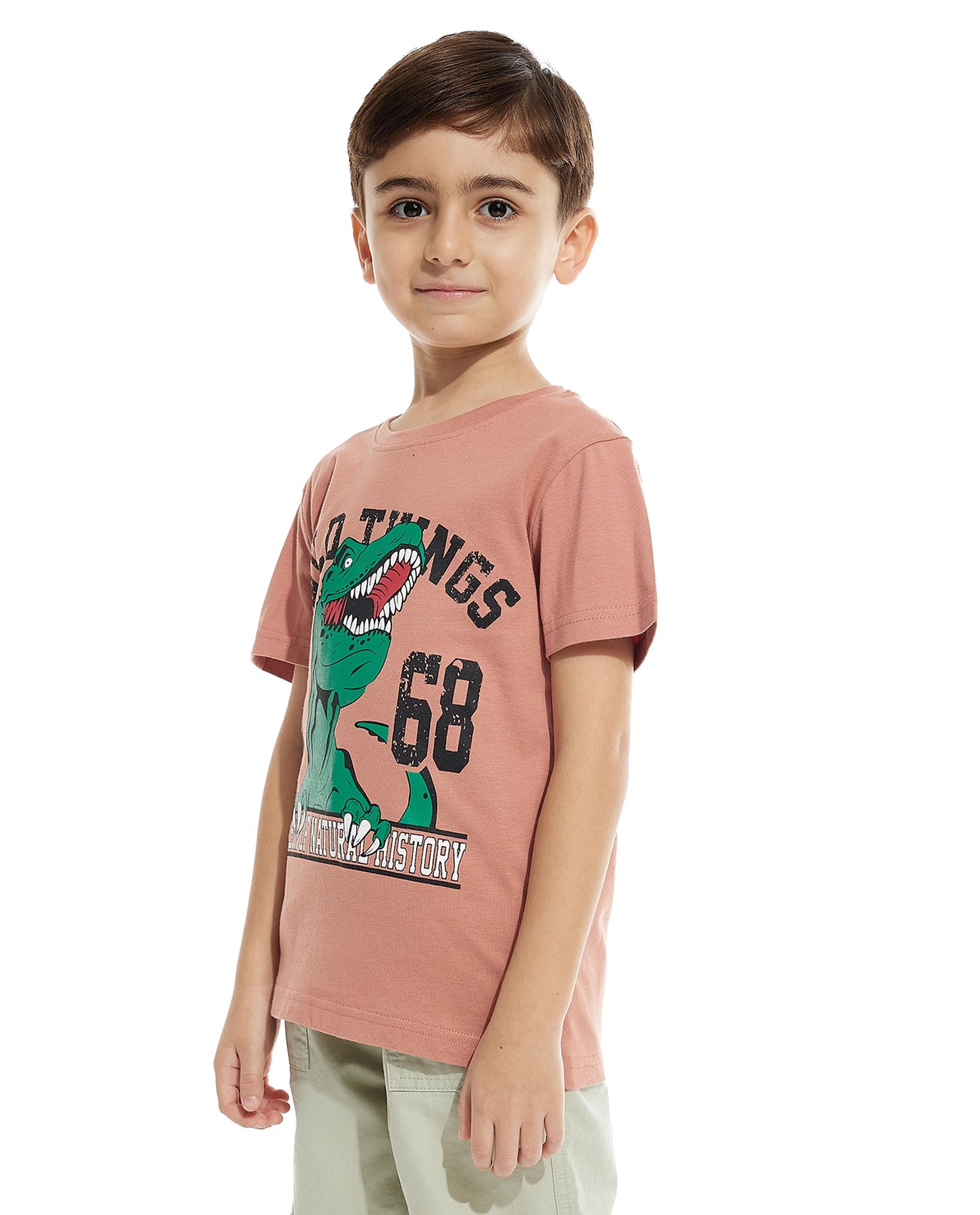 تيشيرت بطبعة جيرافيك بياقة دائرية بأكمام قصيرة 