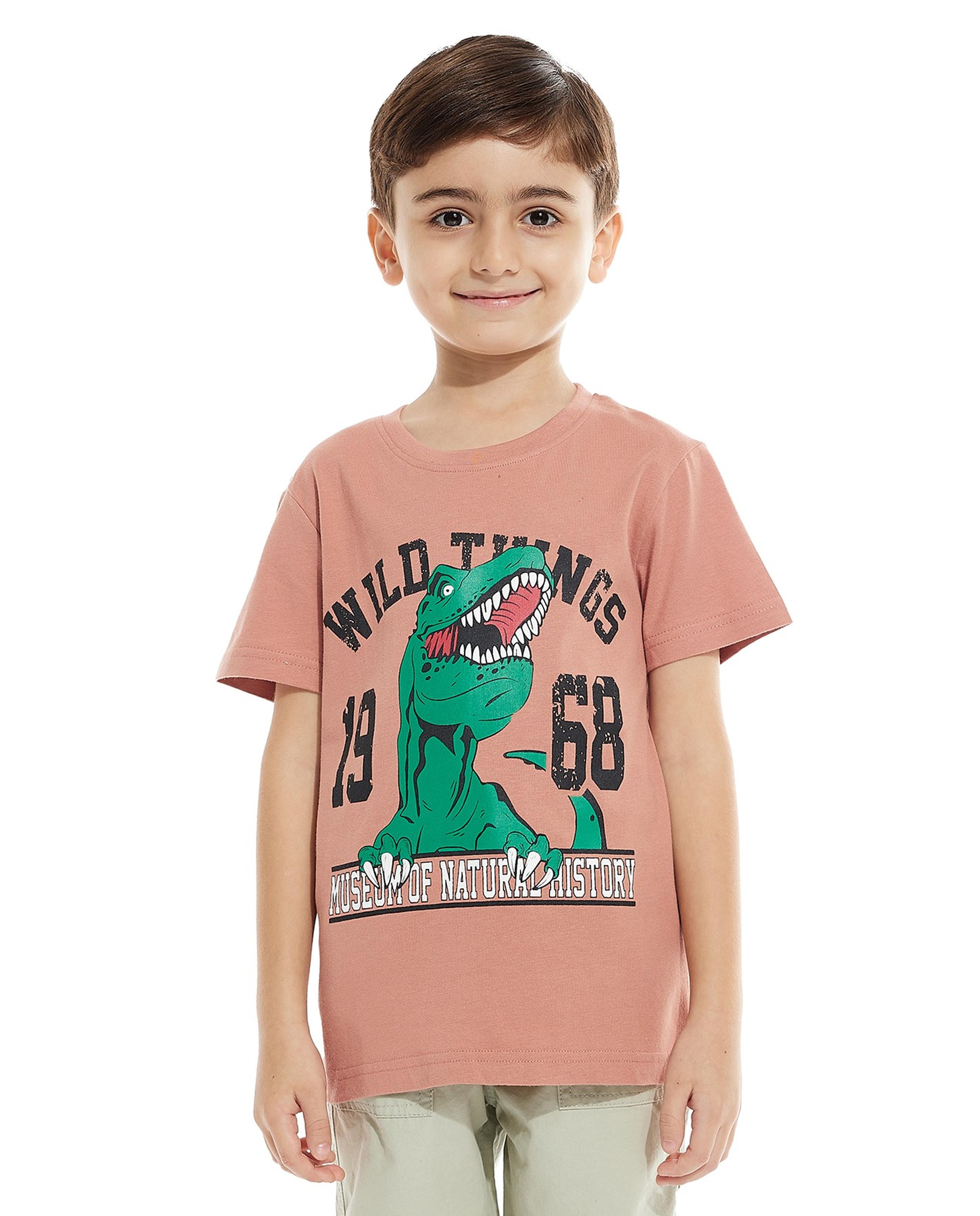 تيشيرت بطبعة جيرافيك بياقة دائرية بأكمام قصيرة 