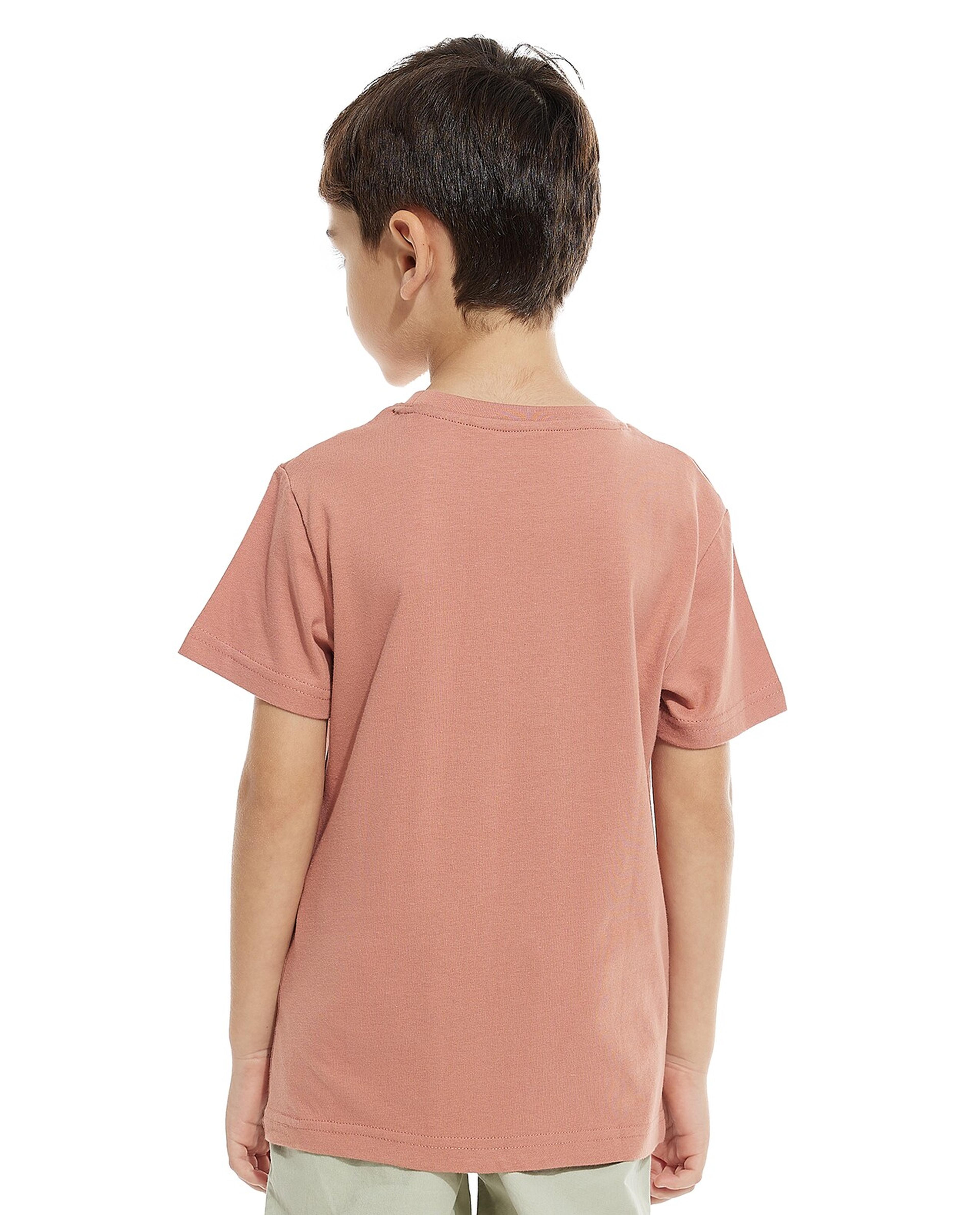 تيشيرت بطبعة جيرافيك بياقة دائرية بأكمام قصيرة 