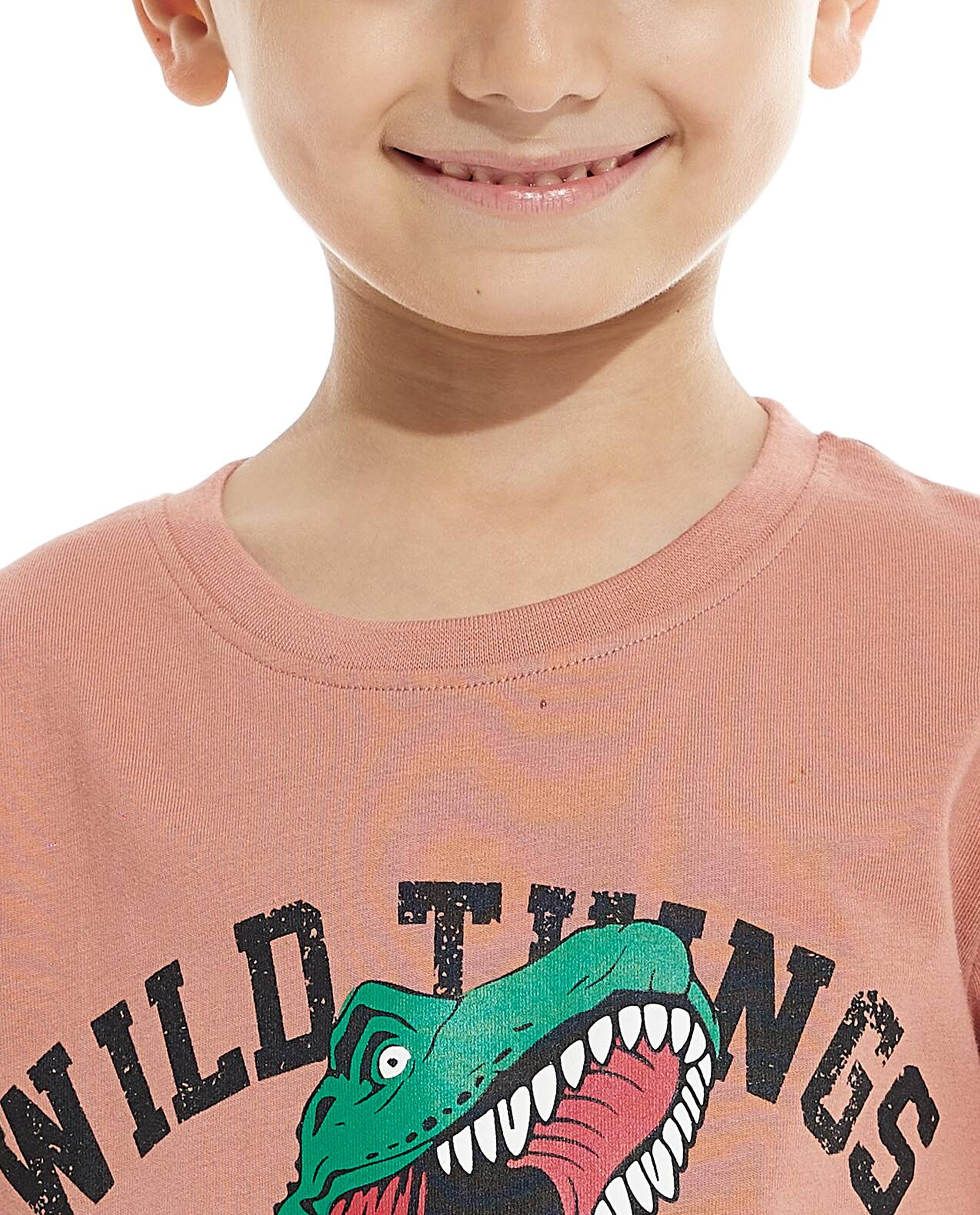 تيشيرت بطبعة جيرافيك بياقة دائرية بأكمام قصيرة 