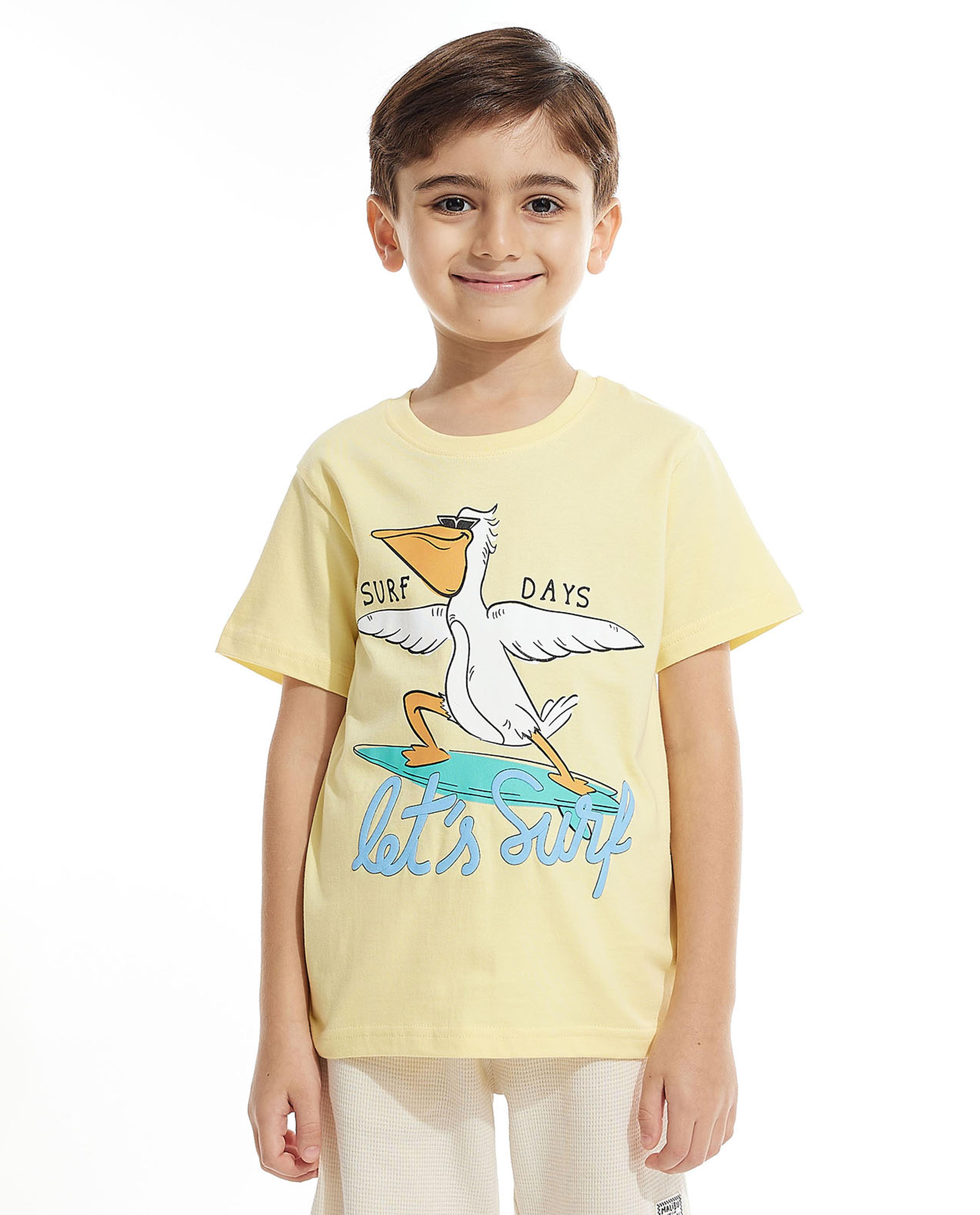 تيشيرت بطبعة جيرافيك بياقة دائرية بأكمام قصيرة 