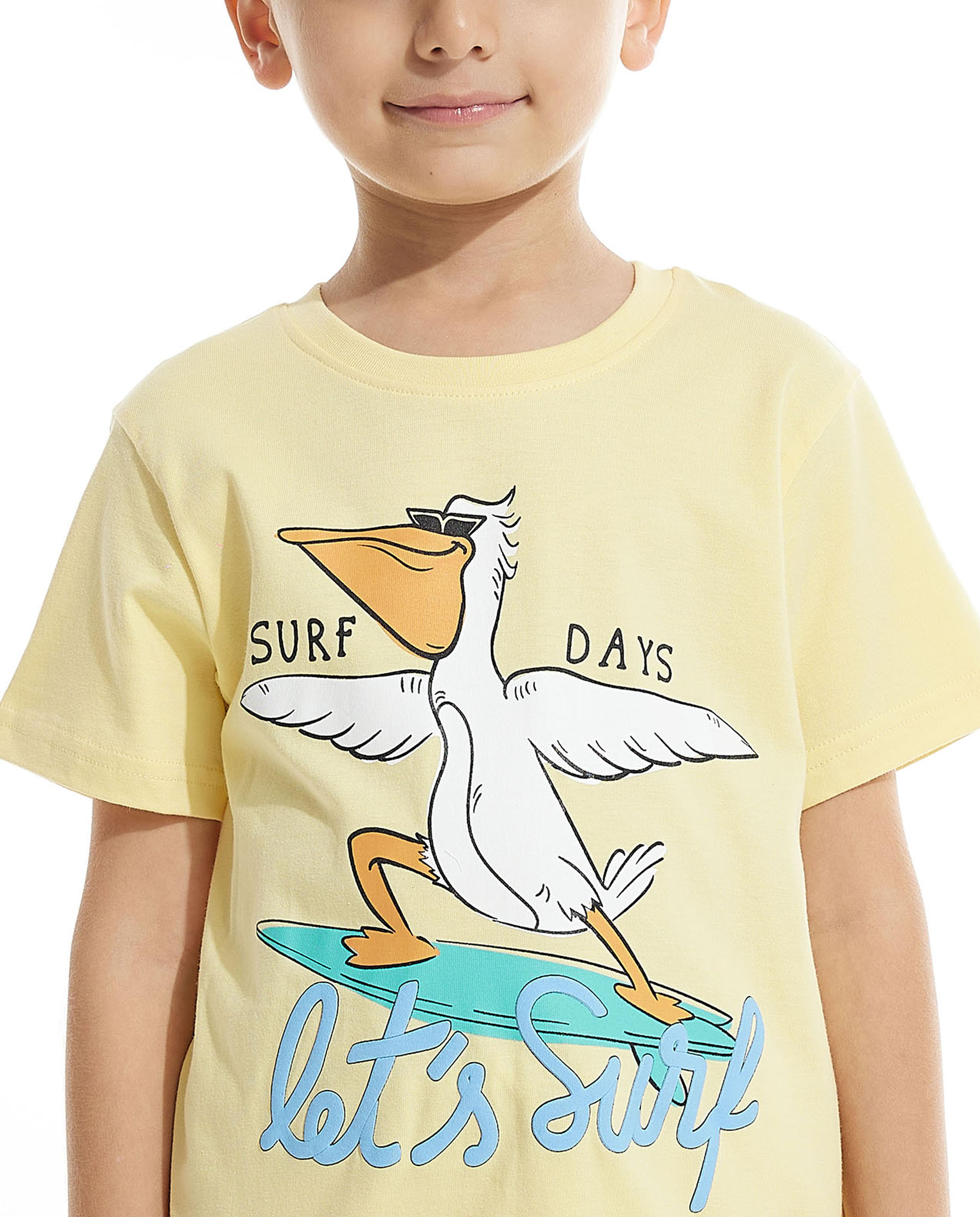 تيشيرت بطبعة جيرافيك بياقة دائرية بأكمام قصيرة 