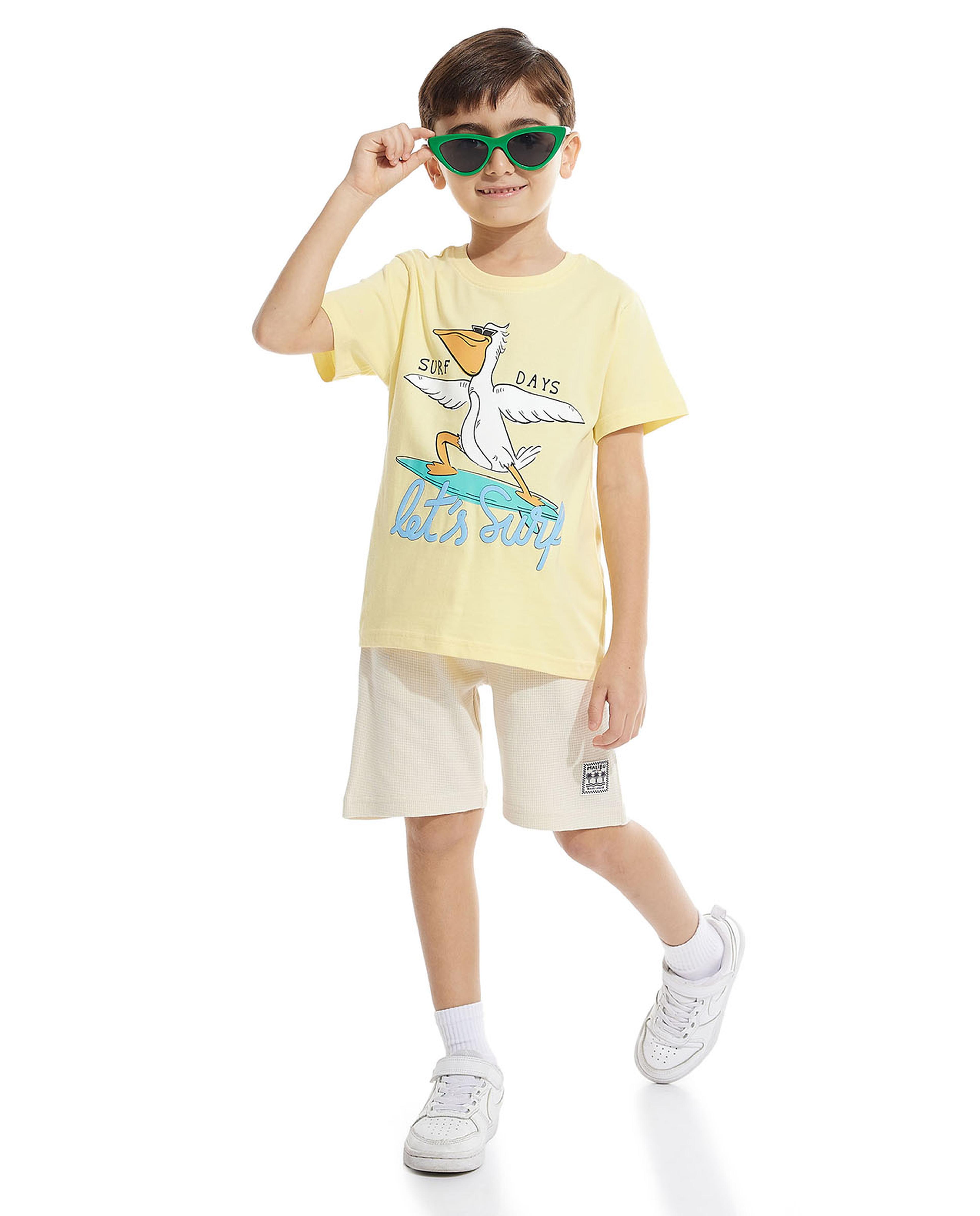 تيشيرت بطبعة جيرافيك بياقة دائرية بأكمام قصيرة 