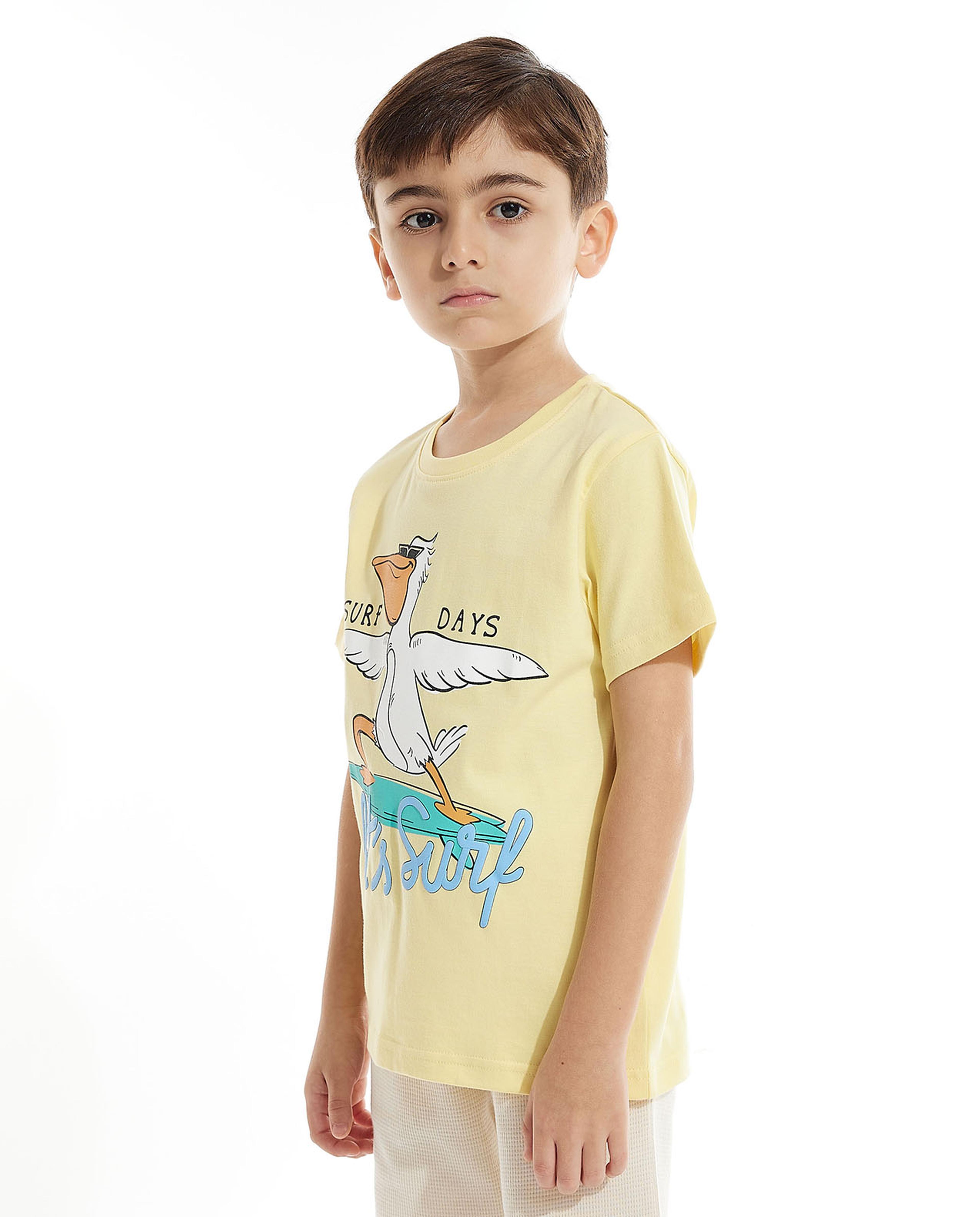 تيشيرت بطبعة جيرافيك بياقة دائرية بأكمام قصيرة 