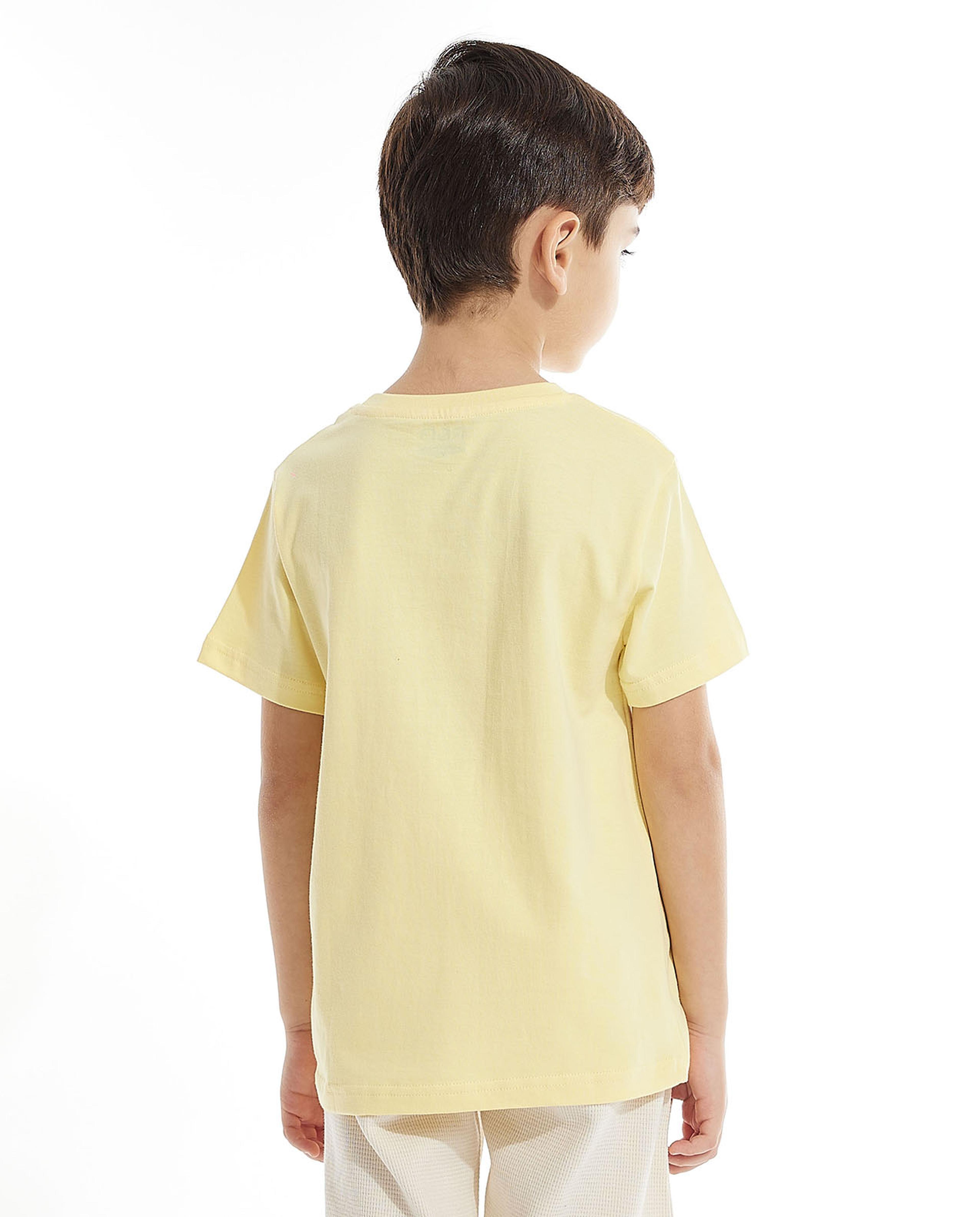 تيشيرت بطبعة جيرافيك بياقة دائرية بأكمام قصيرة 