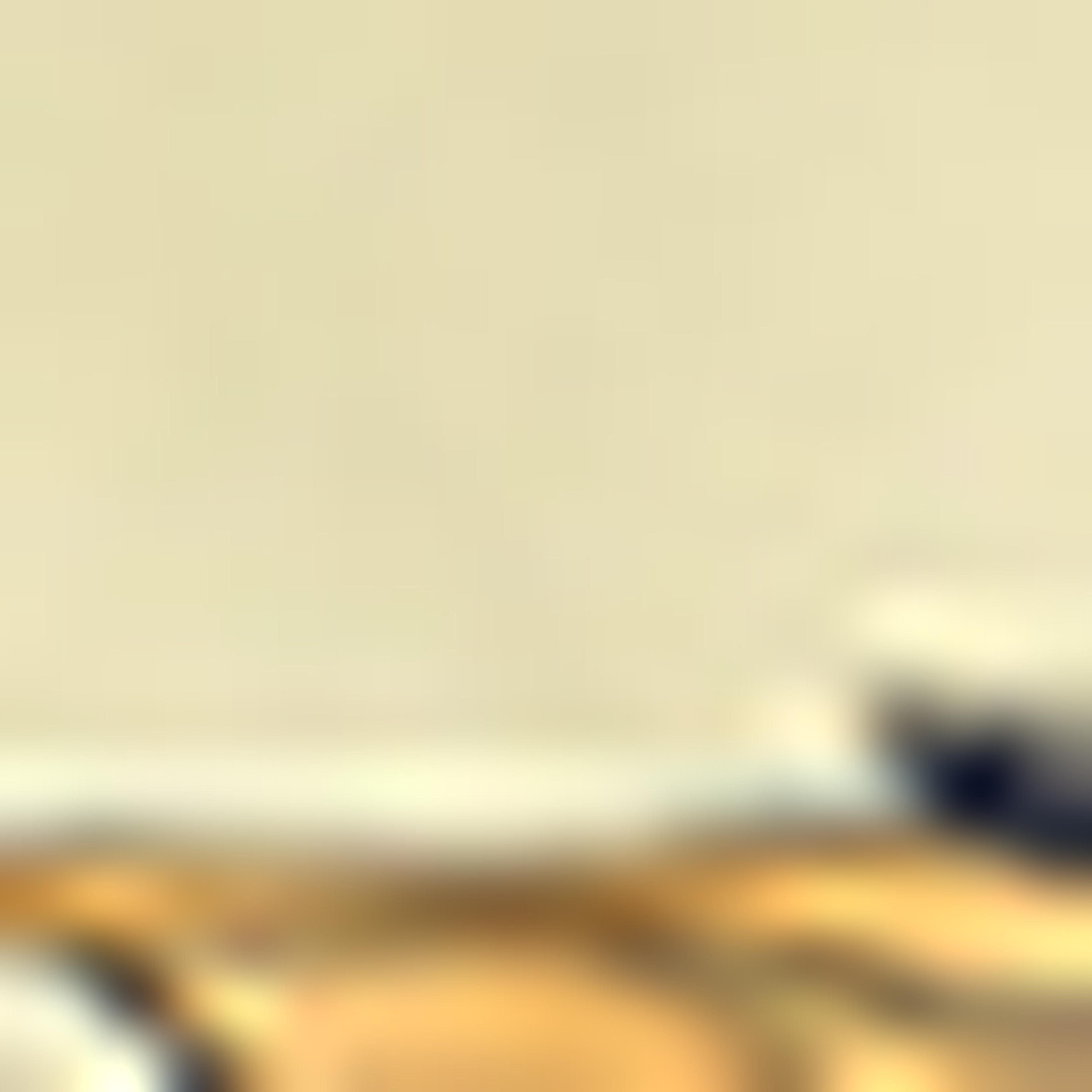 تيشيرت بطبعة جيرافيك بياقة دائرية بأكمام قصيرة 