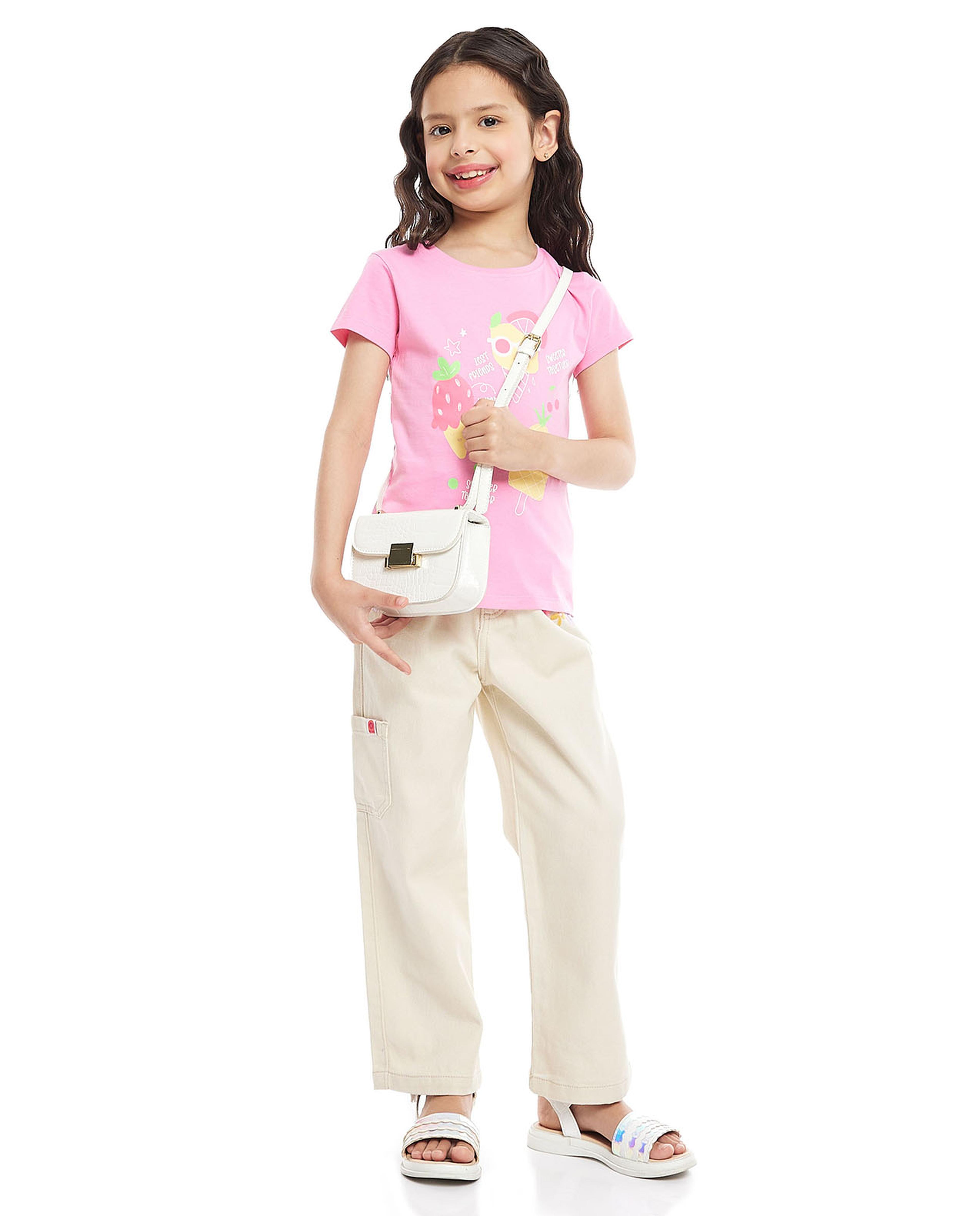 تيشيرت بياقة دائرية وبأكمام قصيرة وبطبعة