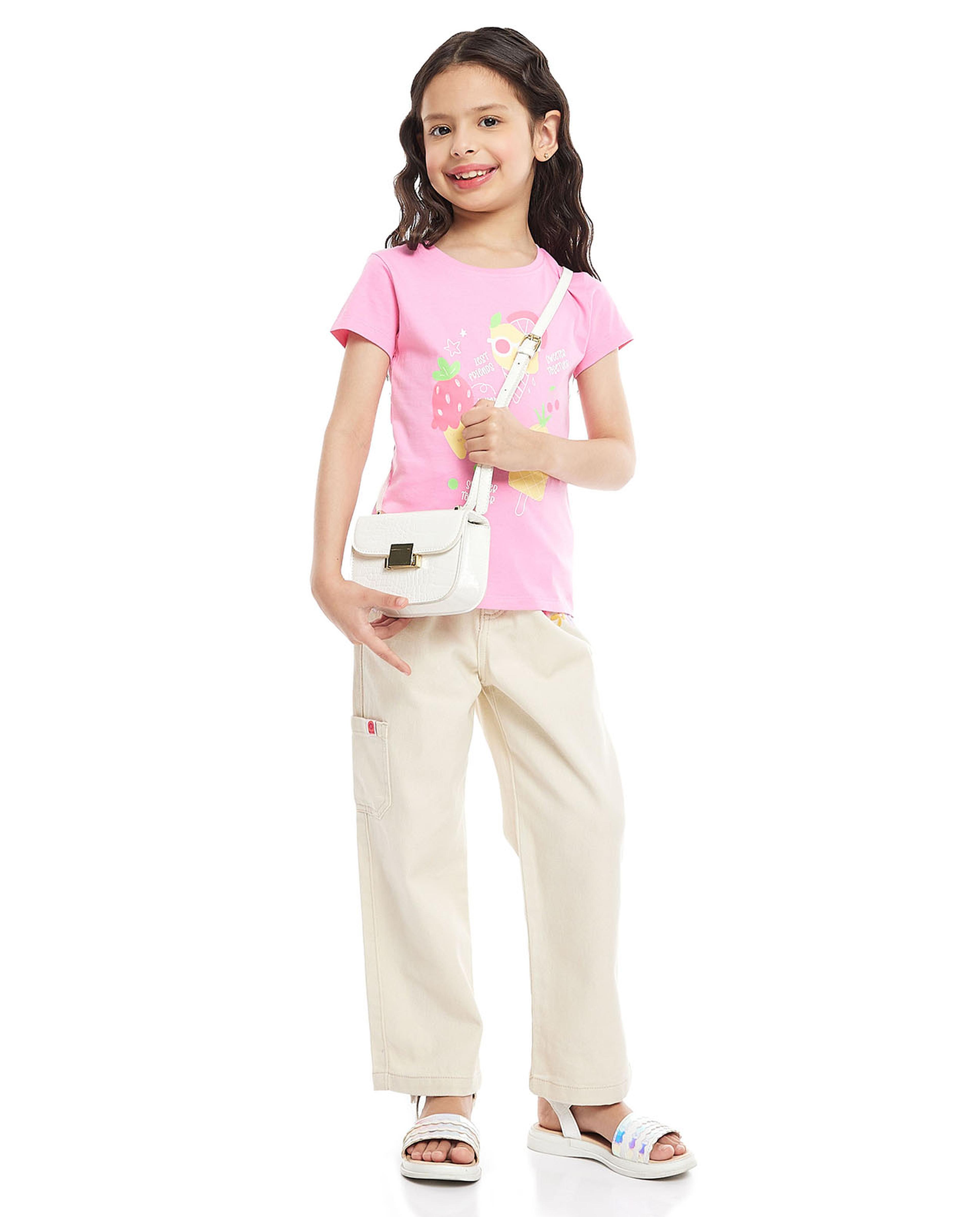 تيشيرت بياقة دائرية وبأكمام قصيرة وبطبعة