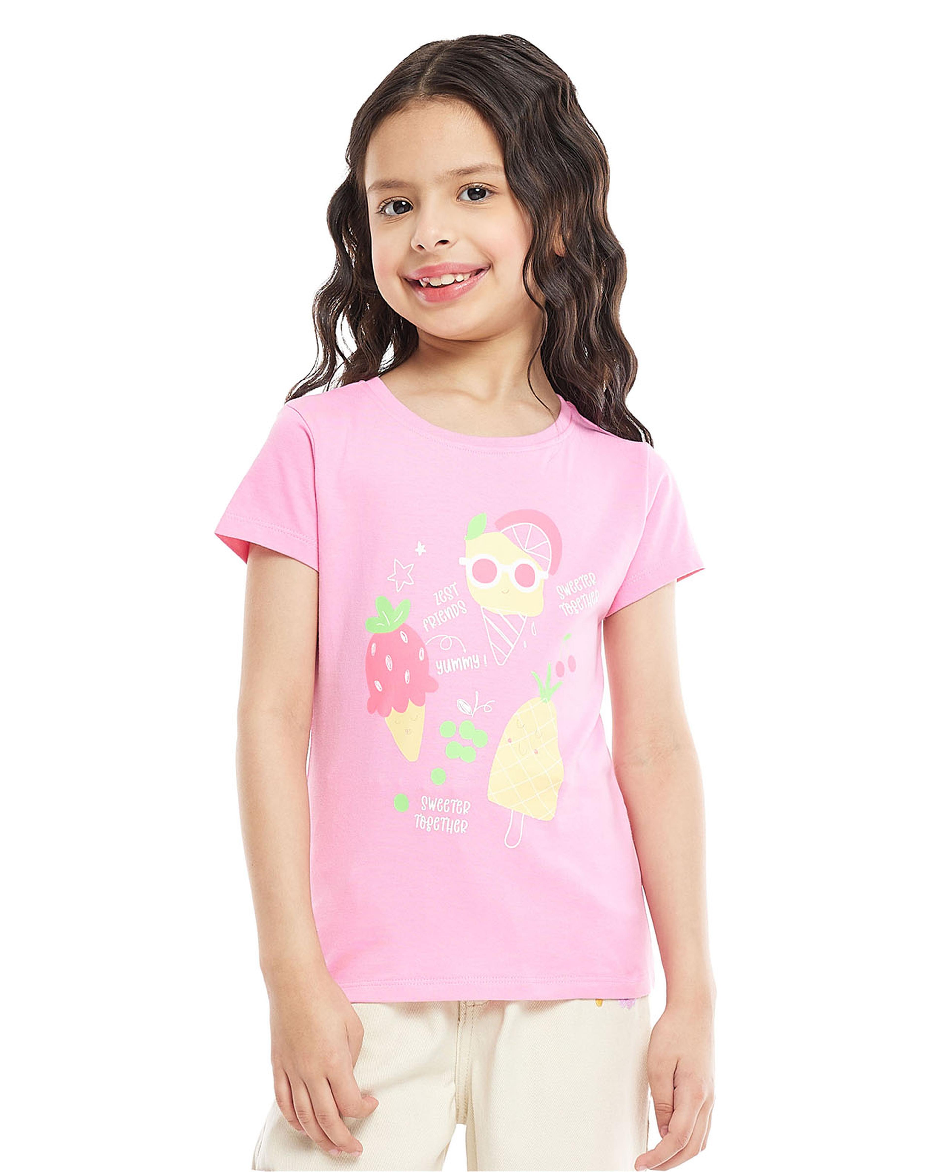 تيشيرت بياقة دائرية وبأكمام قصيرة وبطبعة