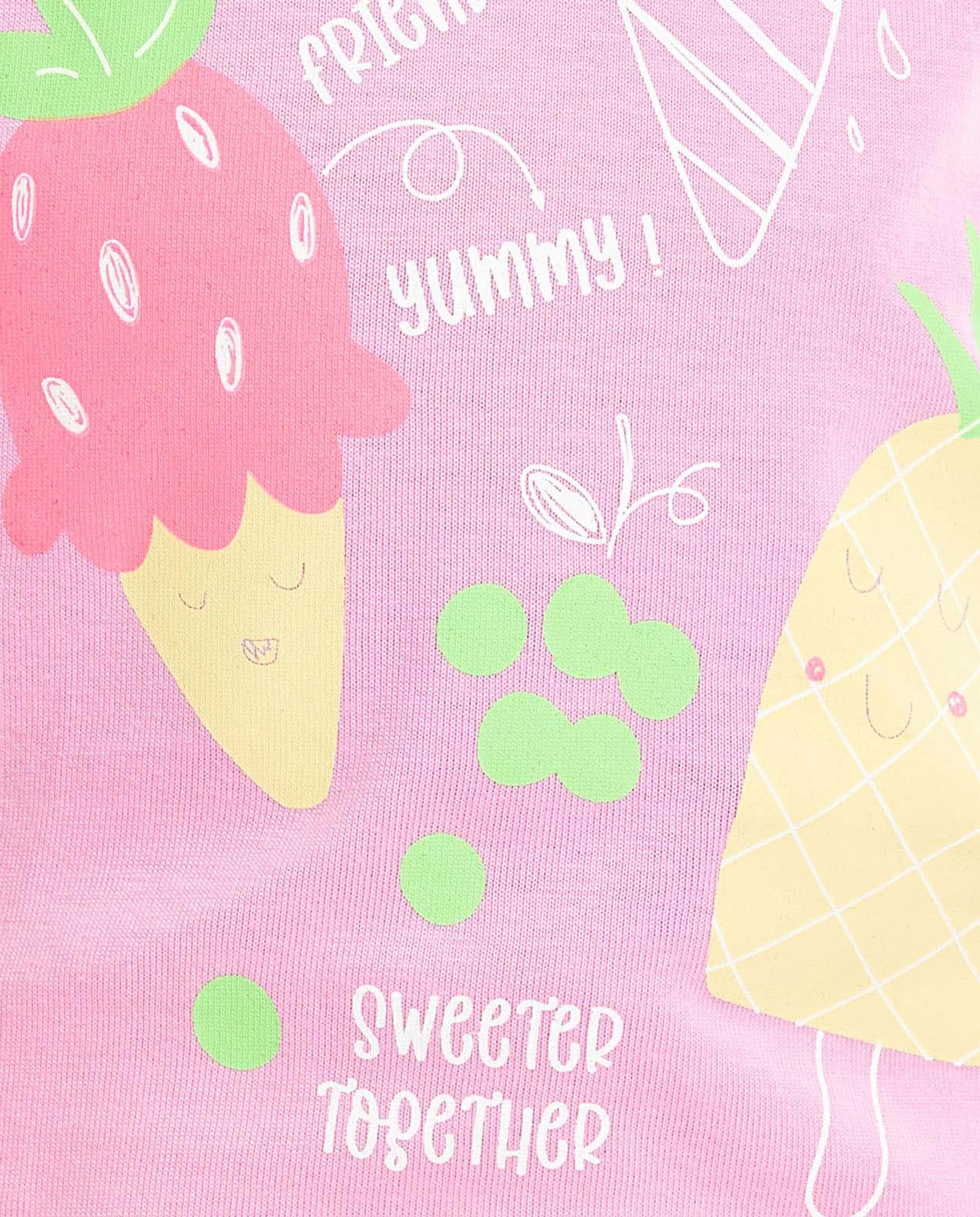 تيشيرت بياقة دائرية وبأكمام قصيرة وبطبعة