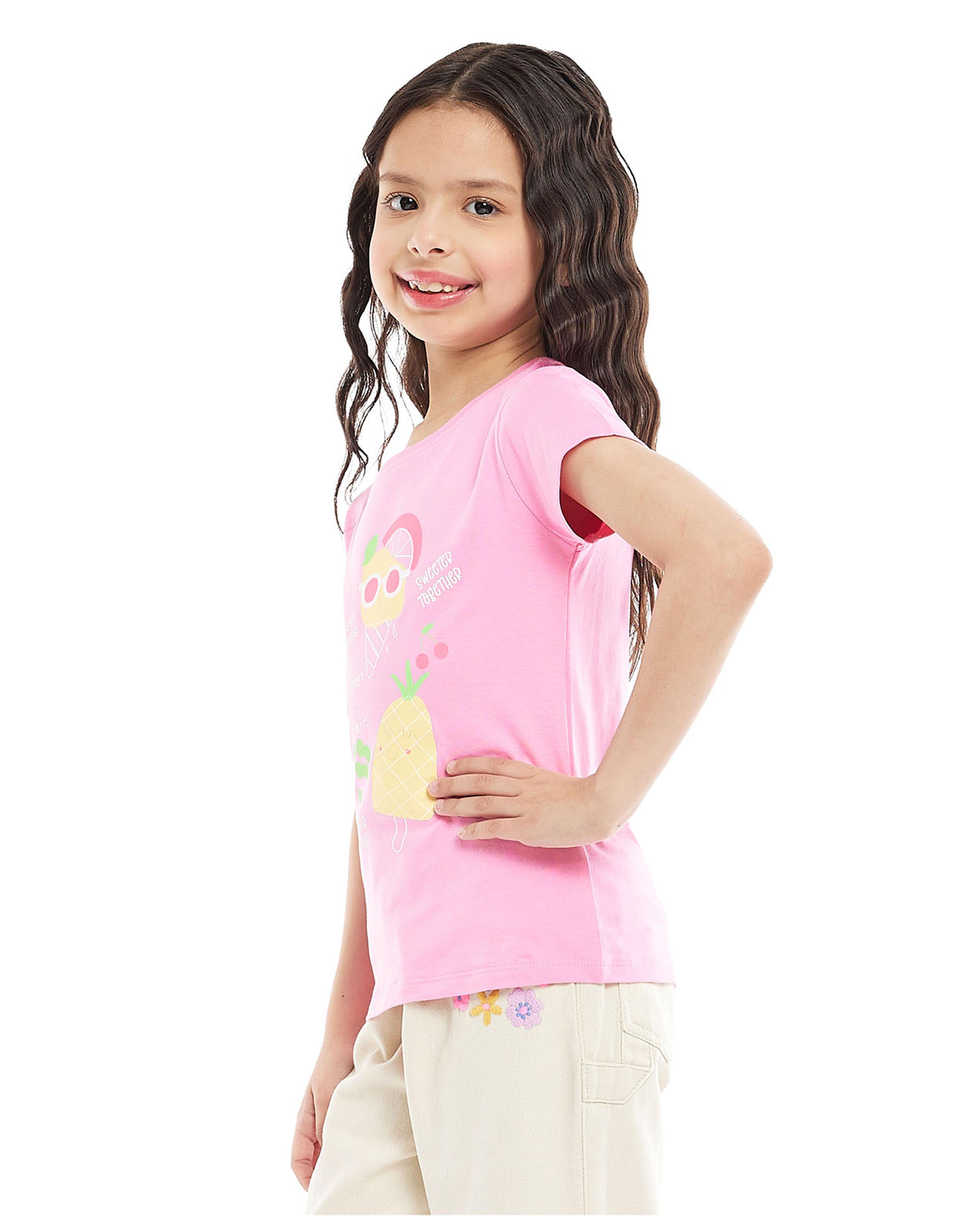 تيشيرت بياقة دائرية وبأكمام قصيرة وبطبعة