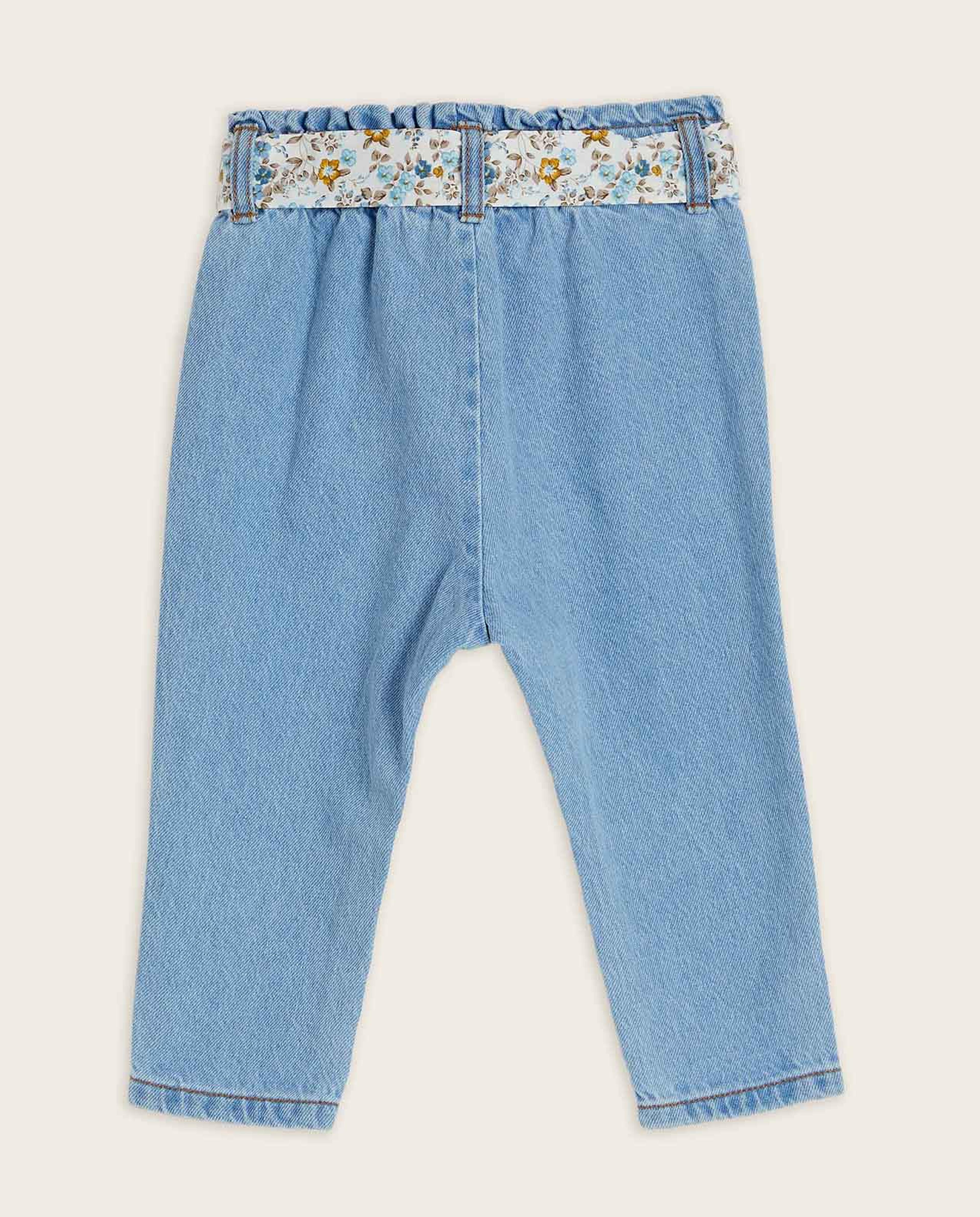 بنطال جينز بجيب أمامي وبحزام