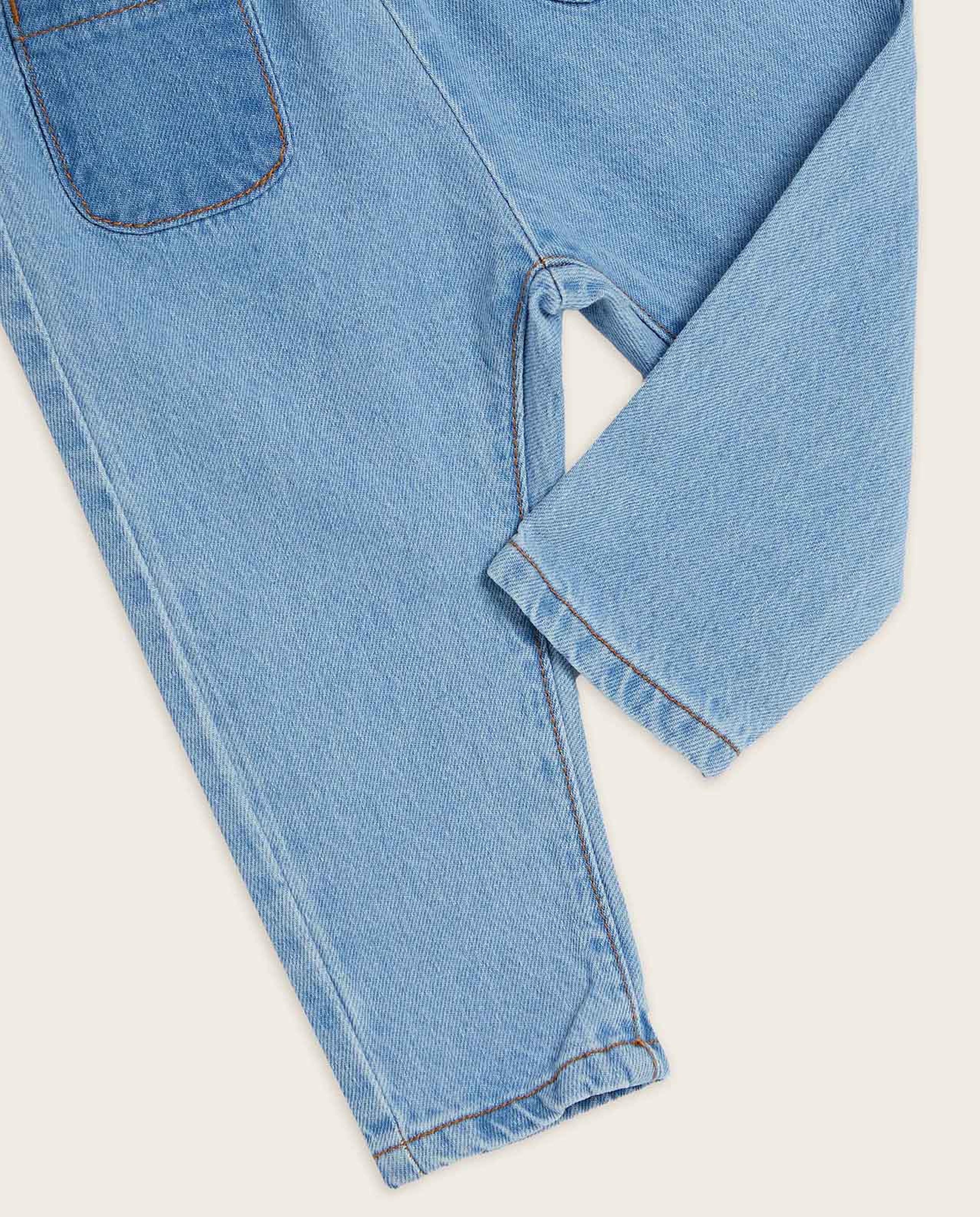 بنطال جينز بجيب أمامي وبحزام