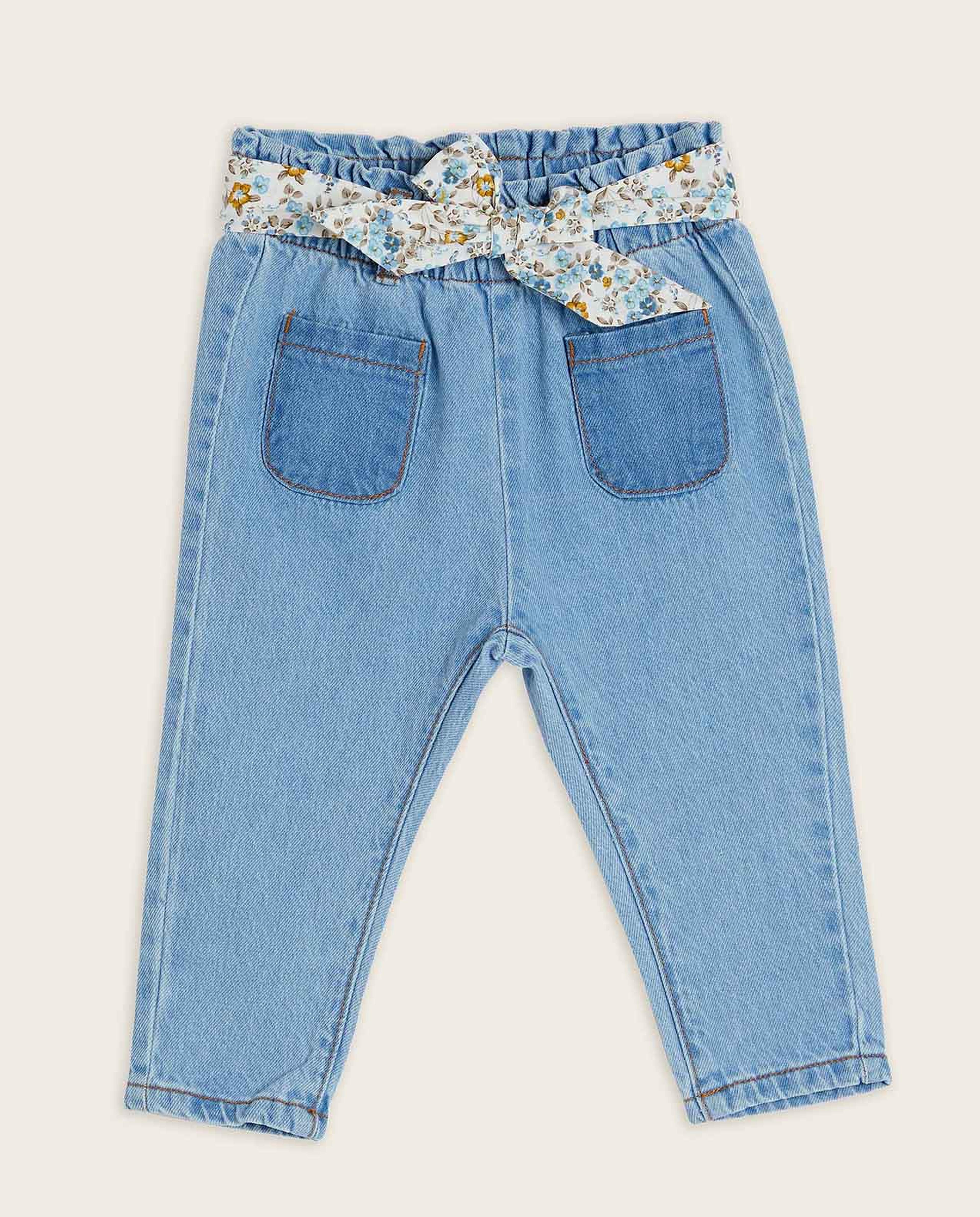 بنطال جينز بجيب أمامي وبحزام