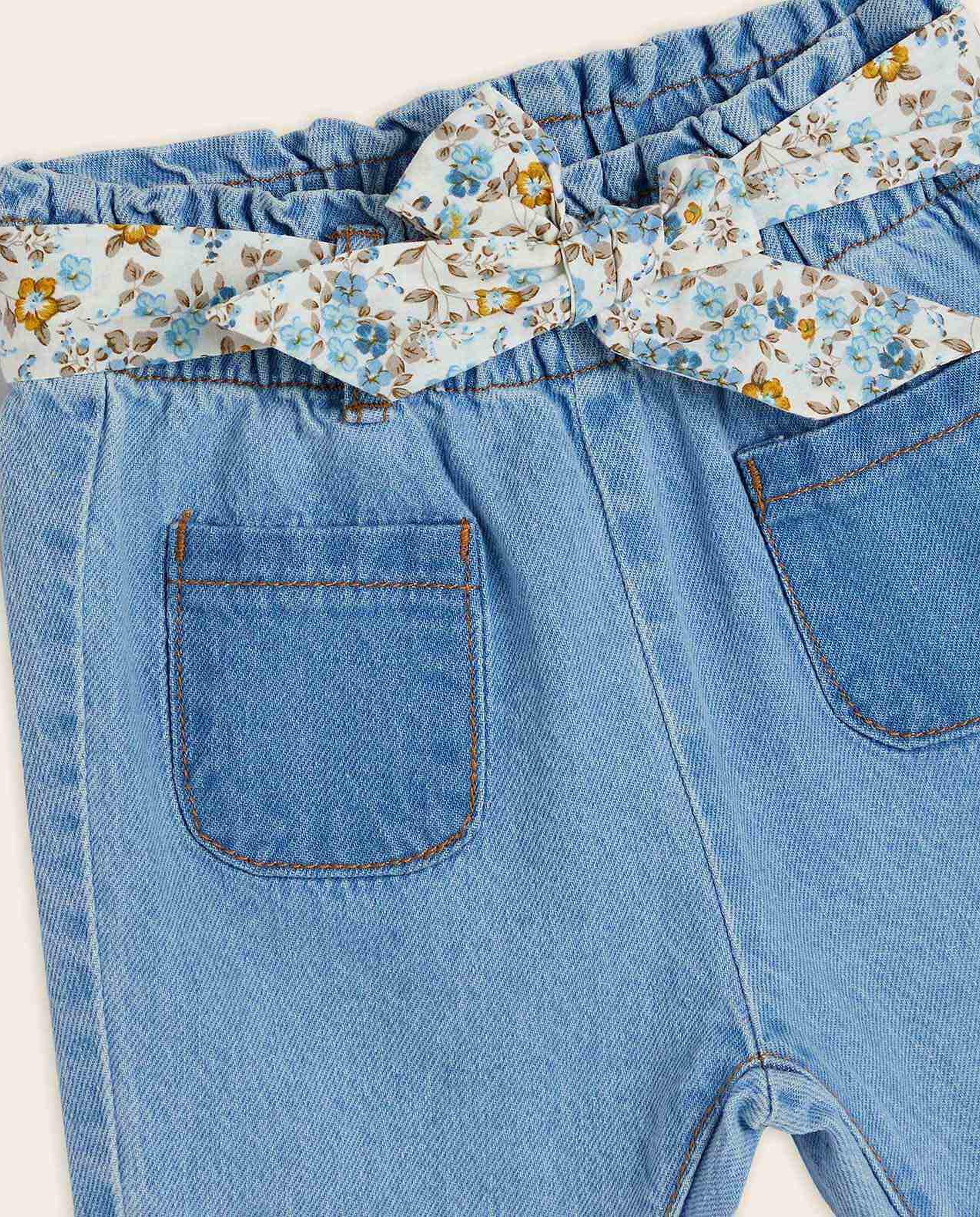 بنطال جينز بجيب أمامي وبحزام