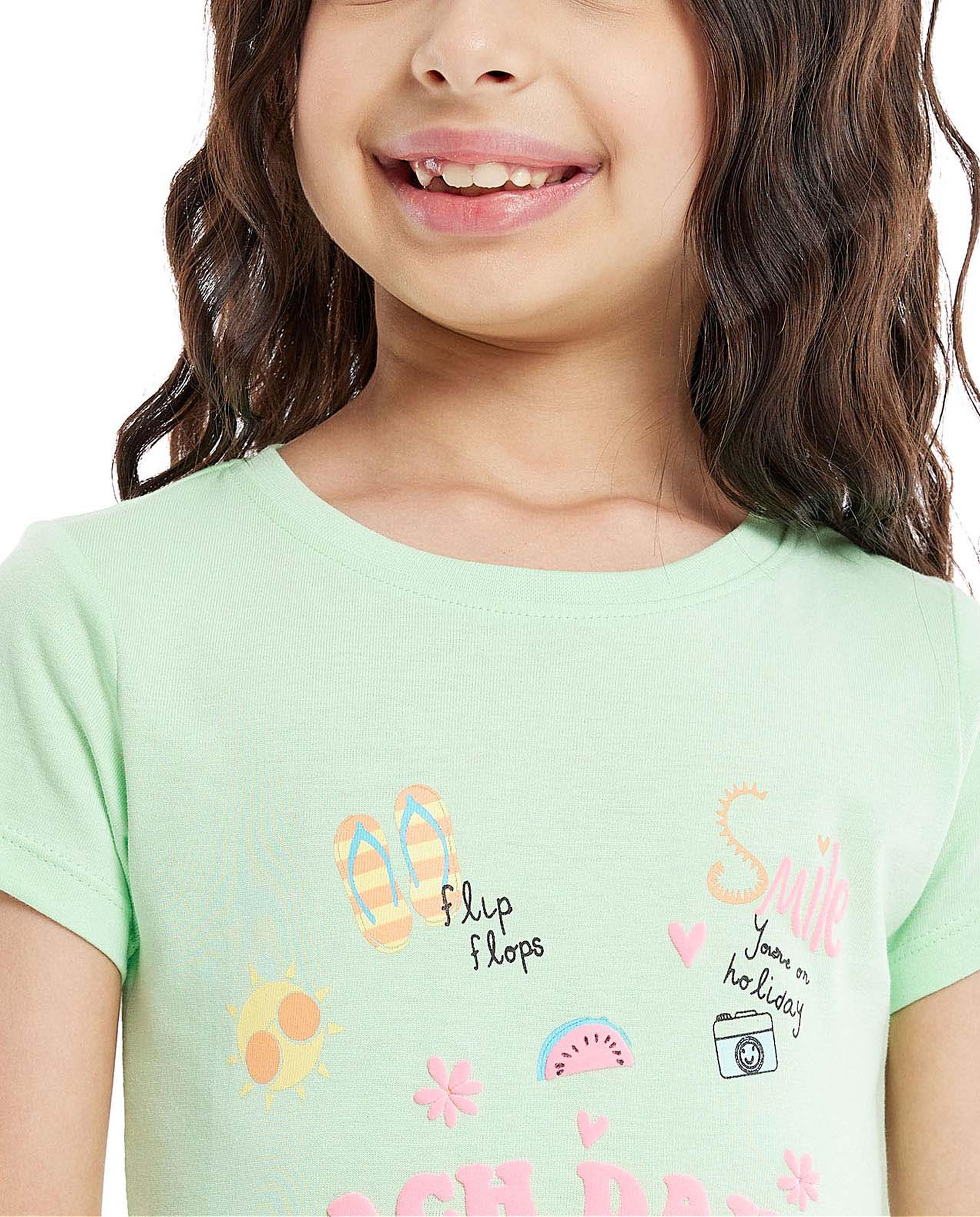 تيشيرت بياقة دائرية وبأكمام قصيرة وبطبعة