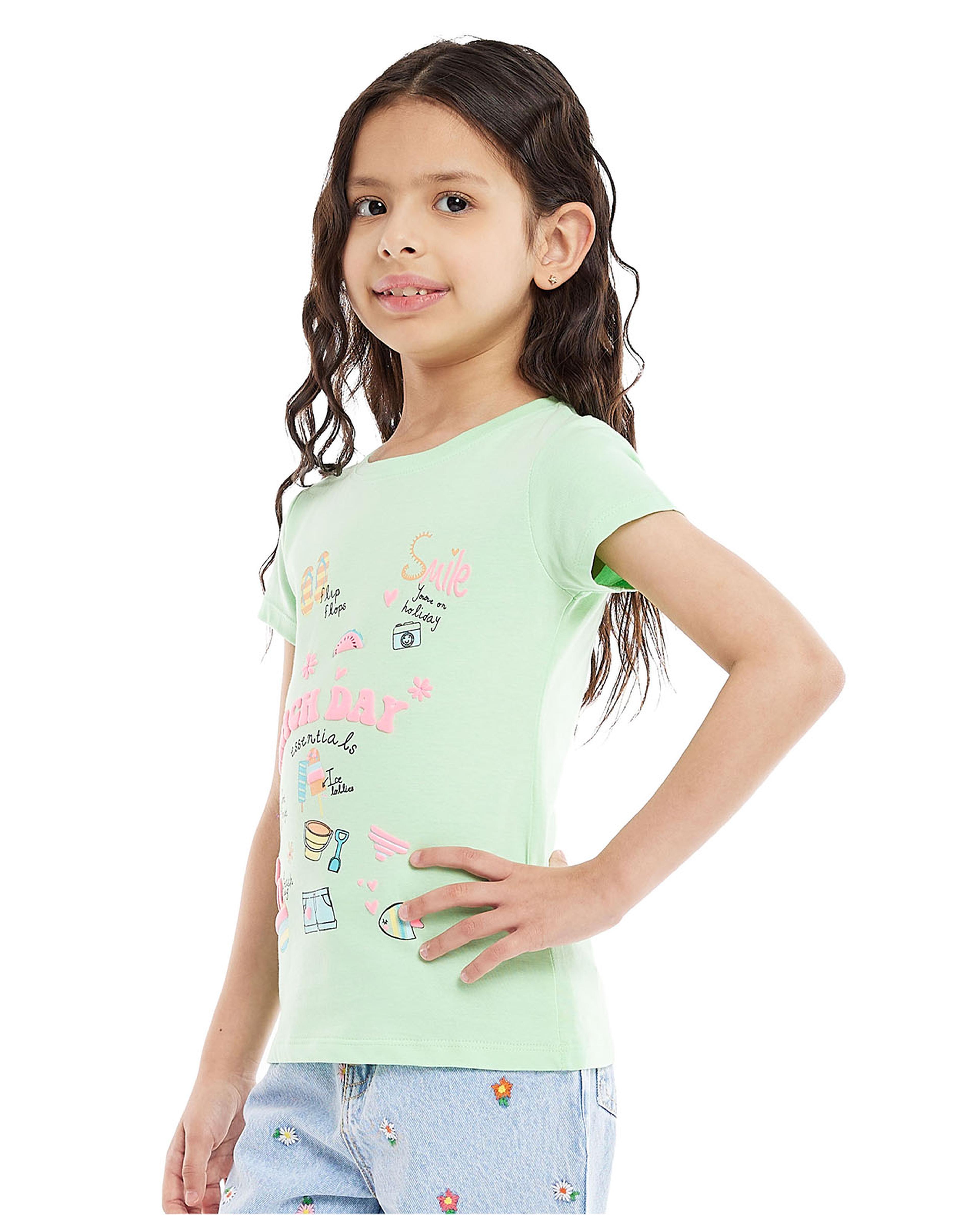 تيشيرت بياقة دائرية وبأكمام قصيرة وبطبعة