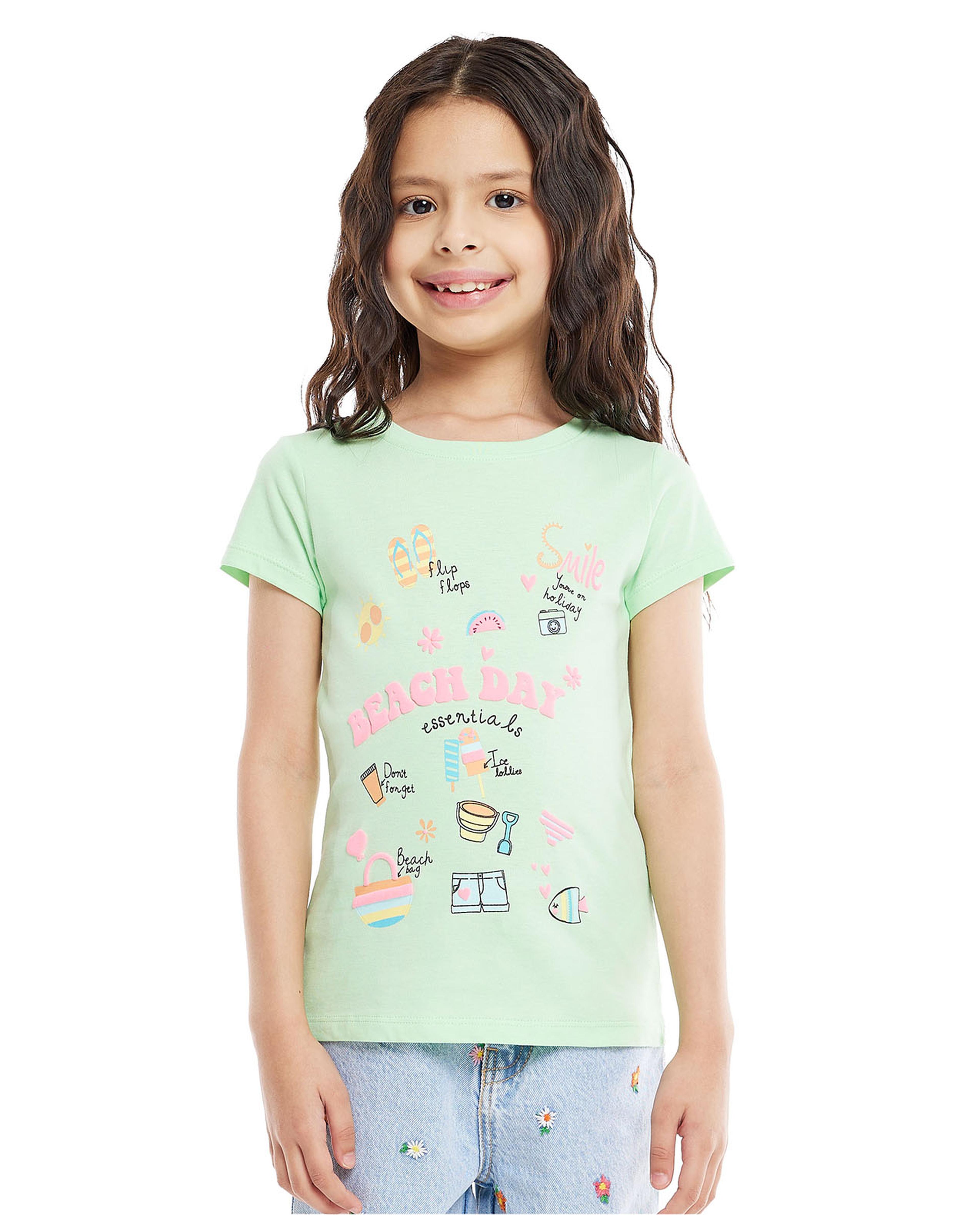 تيشيرت بياقة دائرية وبأكمام قصيرة وبطبعة