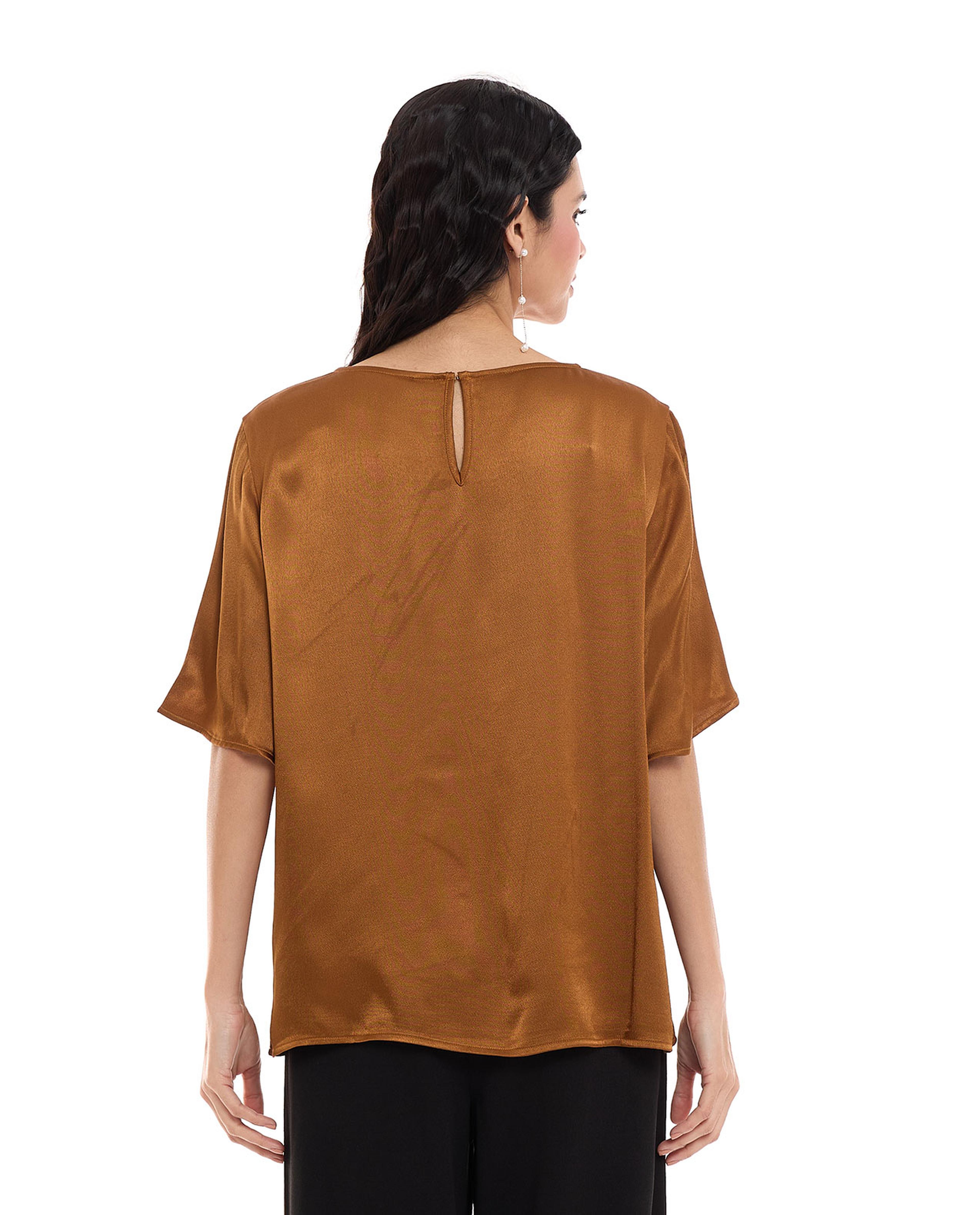 توب بياقة دائرية وبأكمام قصيرة