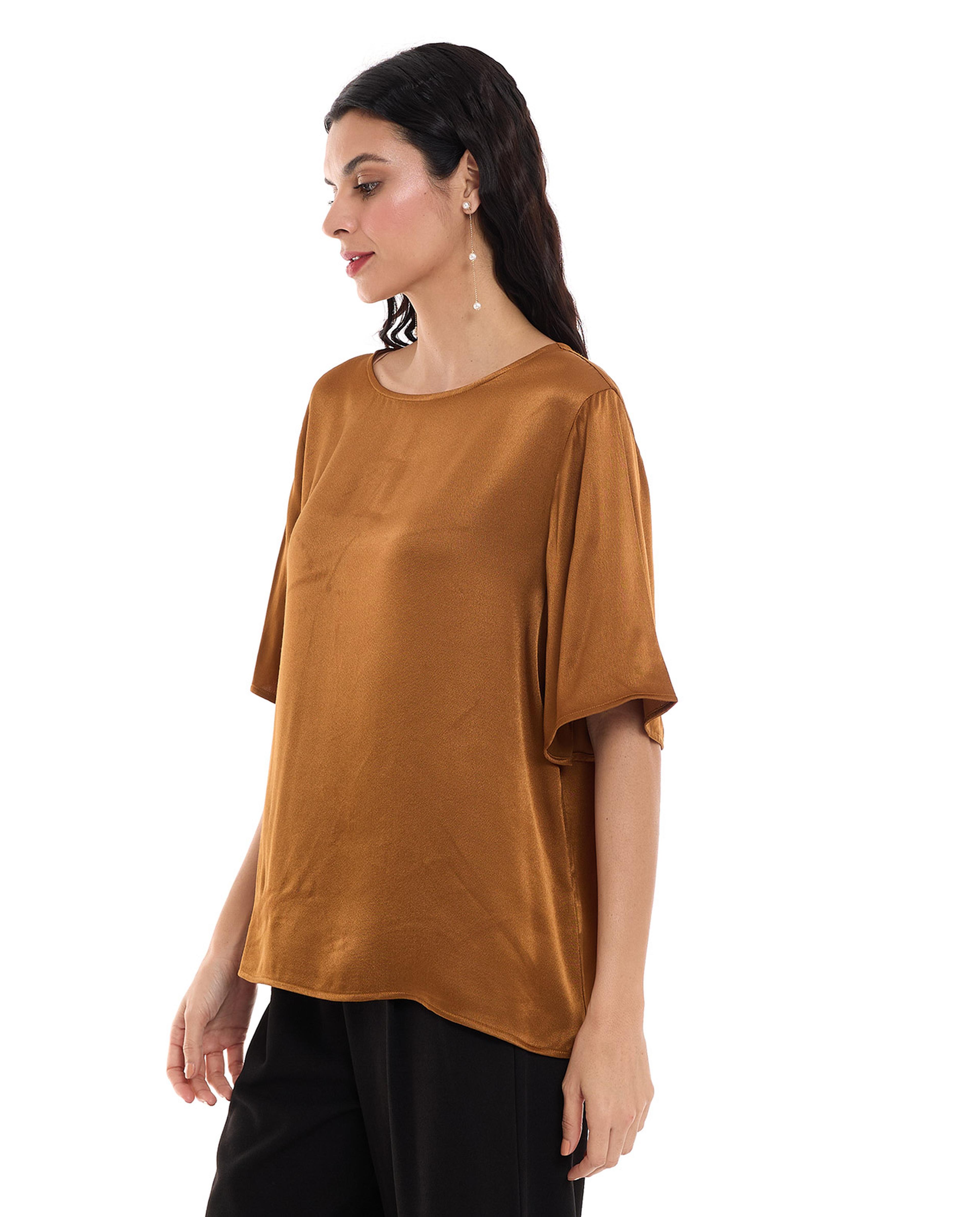 توب بياقة دائرية وبأكمام قصيرة