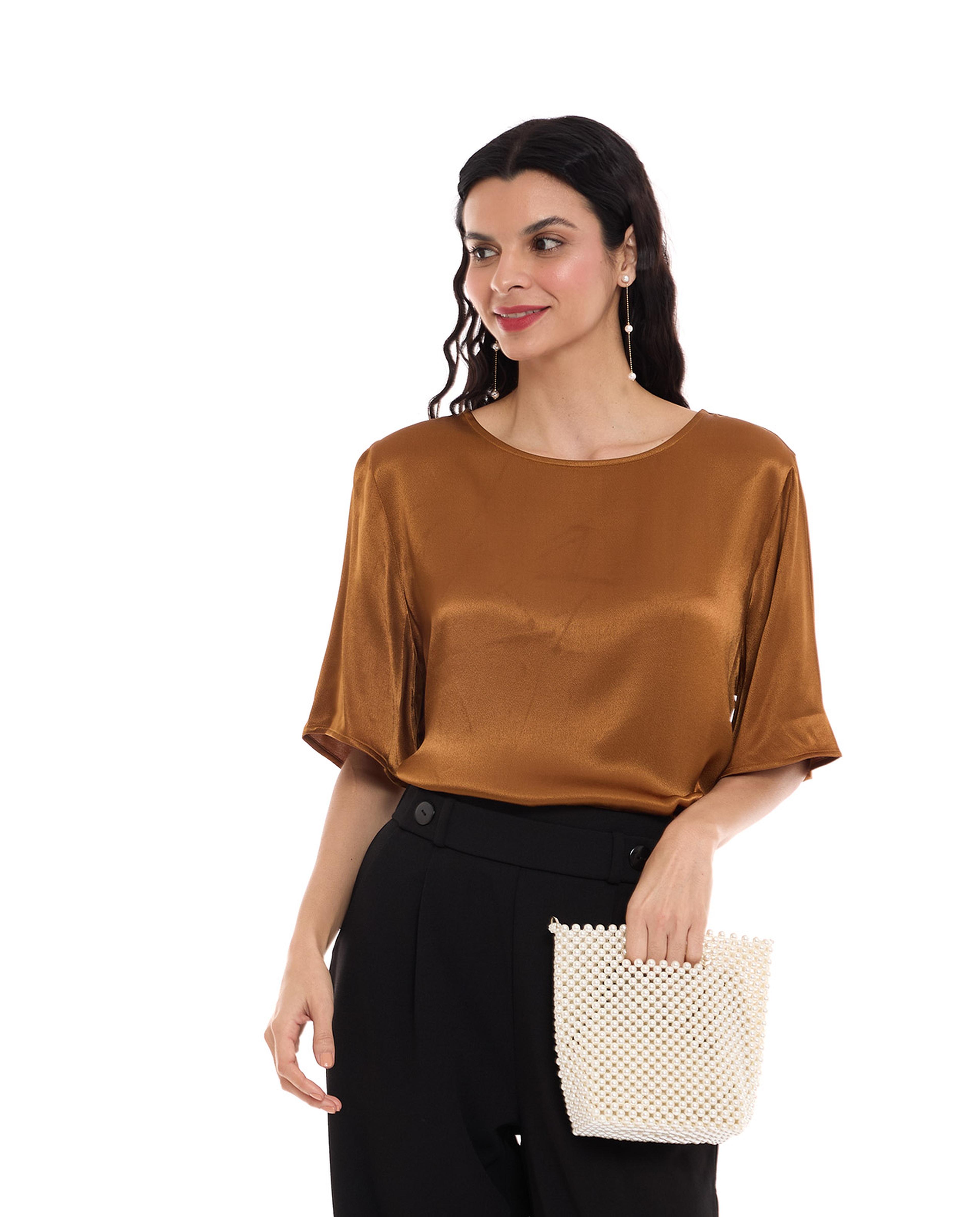 توب بياقة دائرية وبأكمام قصيرة