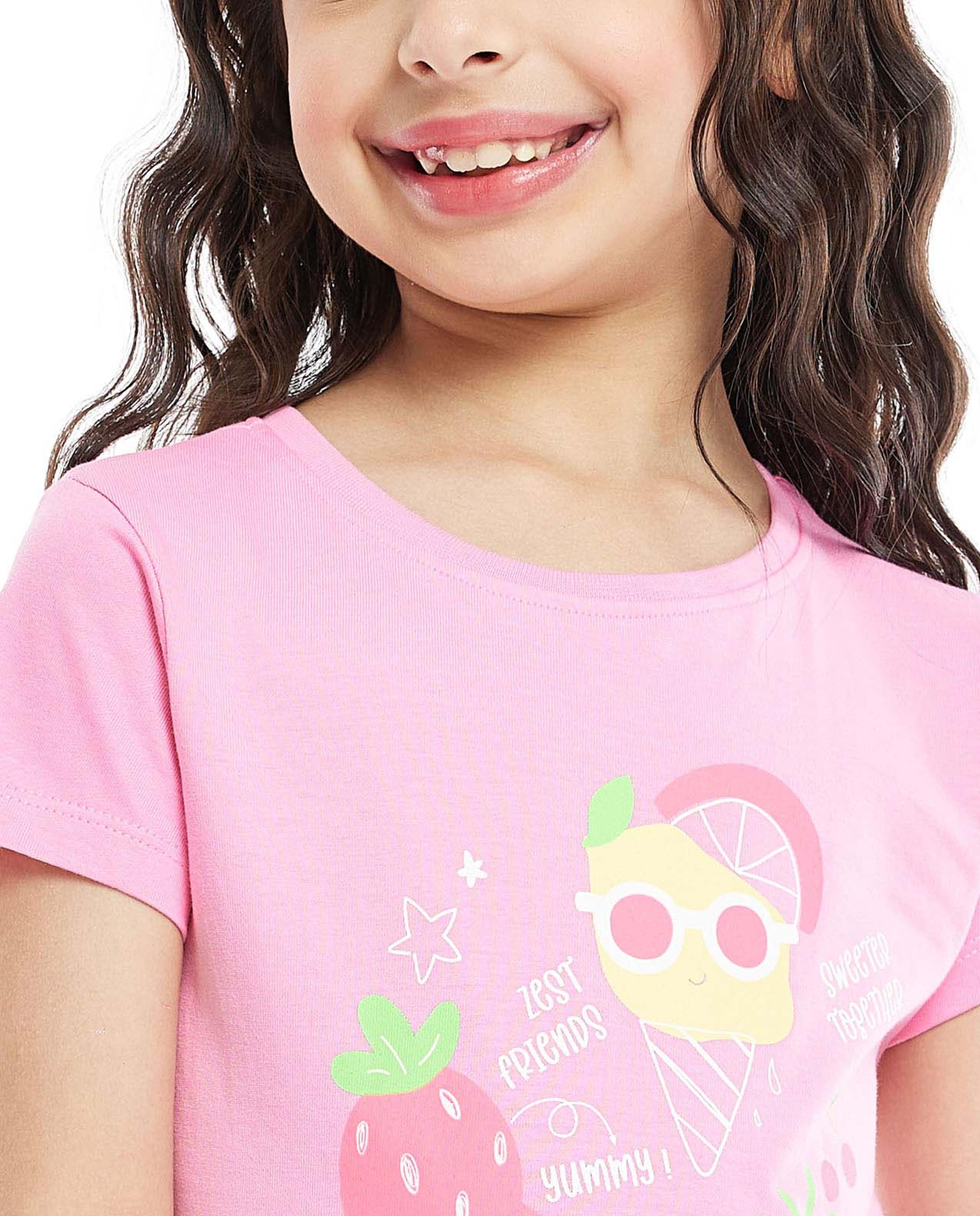 تيشيرت بياقة دائرية وبأكمام قصيرة وبطبعة