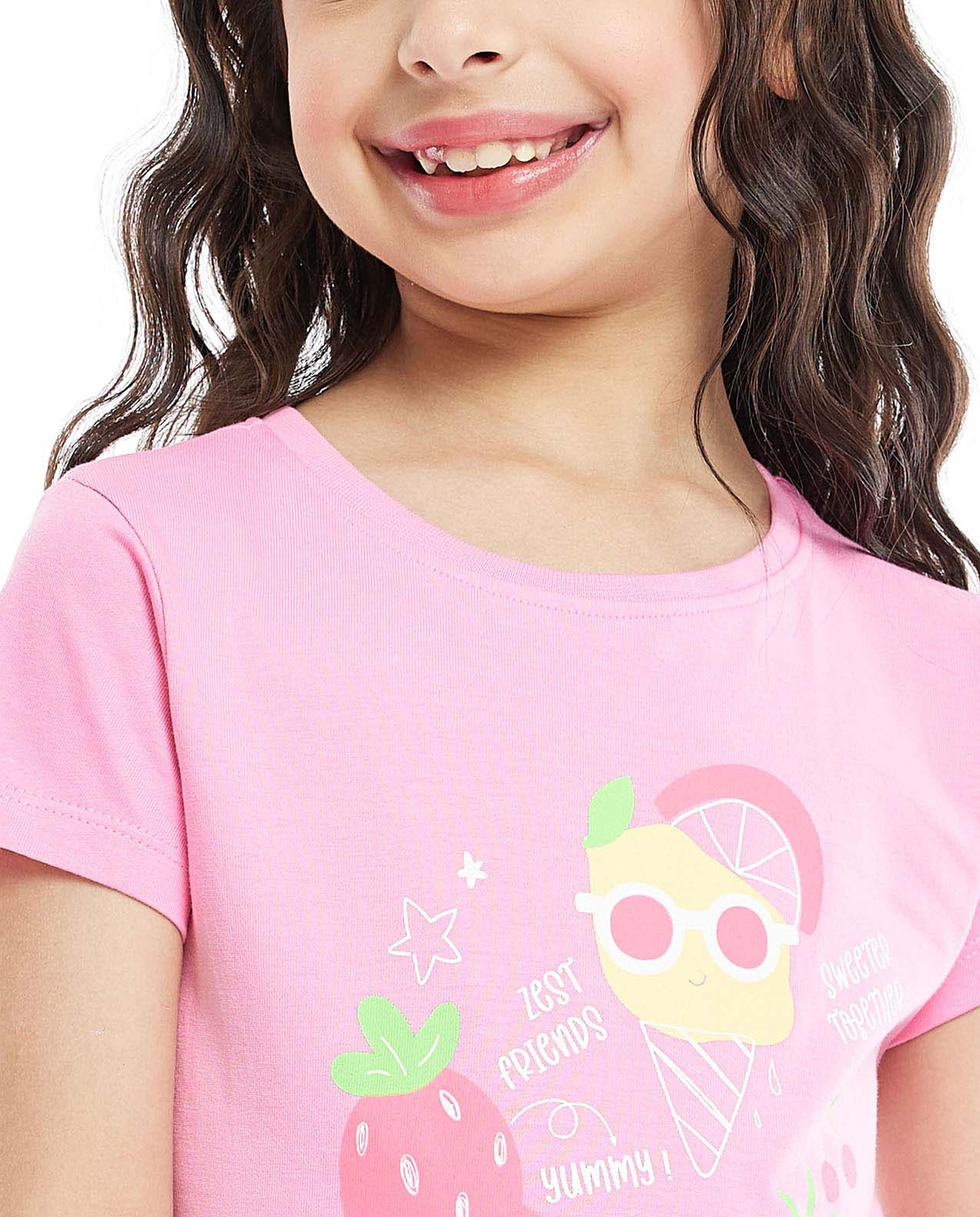 تيشيرت بياقة دائرية وبأكمام قصيرة وبطبعة