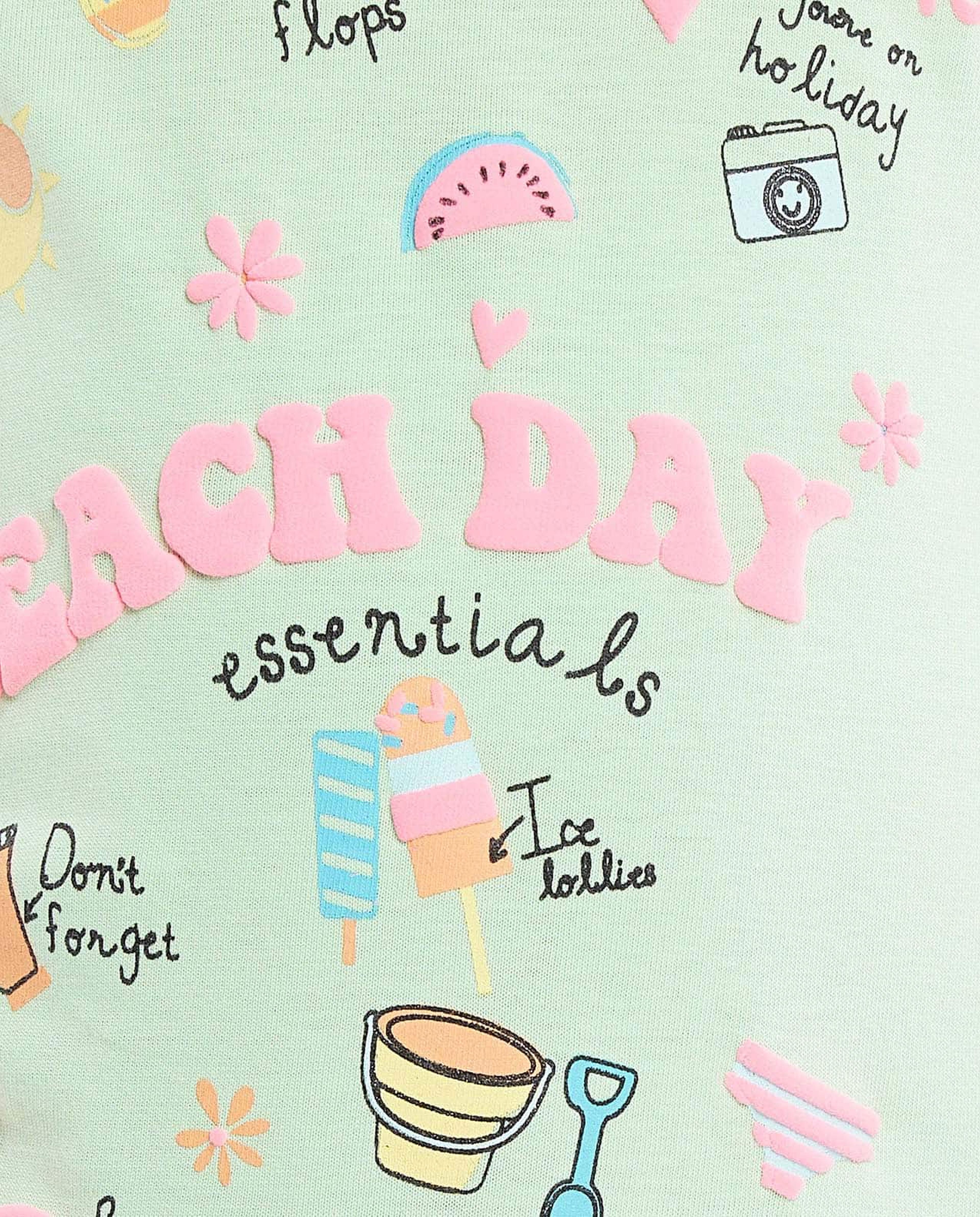 تيشيرت بياقة دائرية وبأكمام قصيرة وبطبعة