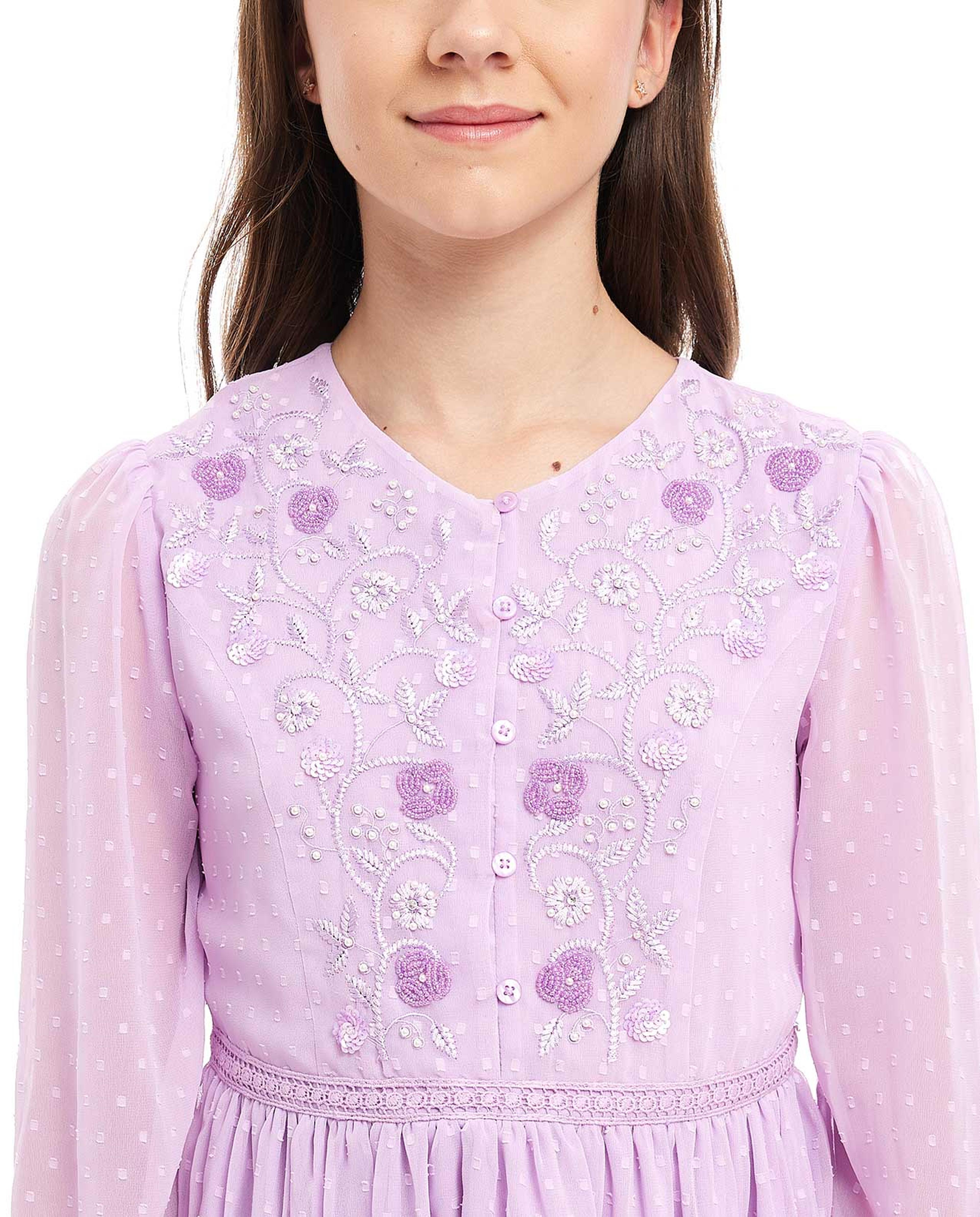 فستان مطرز بأكمام طويلة ورقبة مستديرة