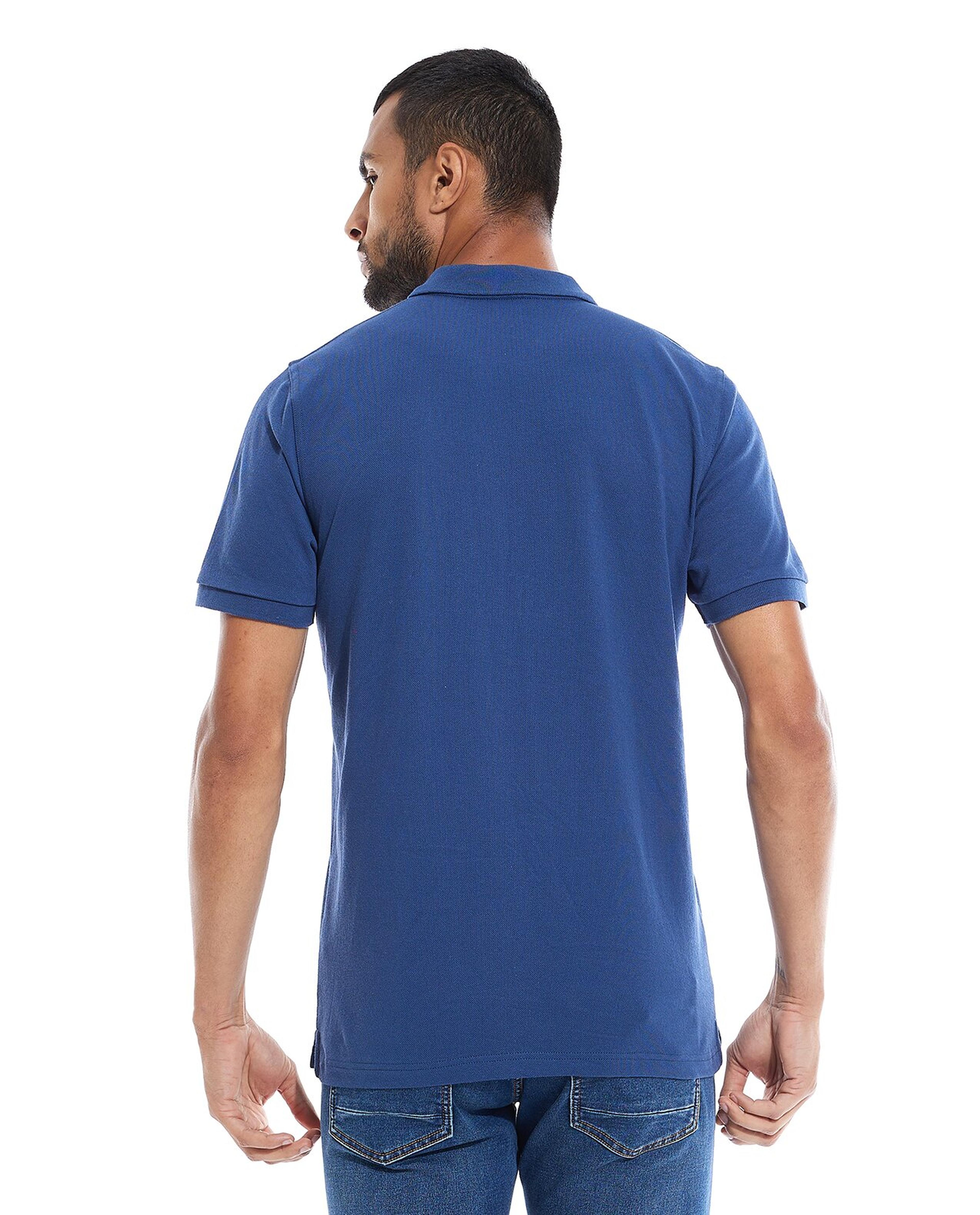 تيشيرت بولو بشعار بأكمام قصيرة 